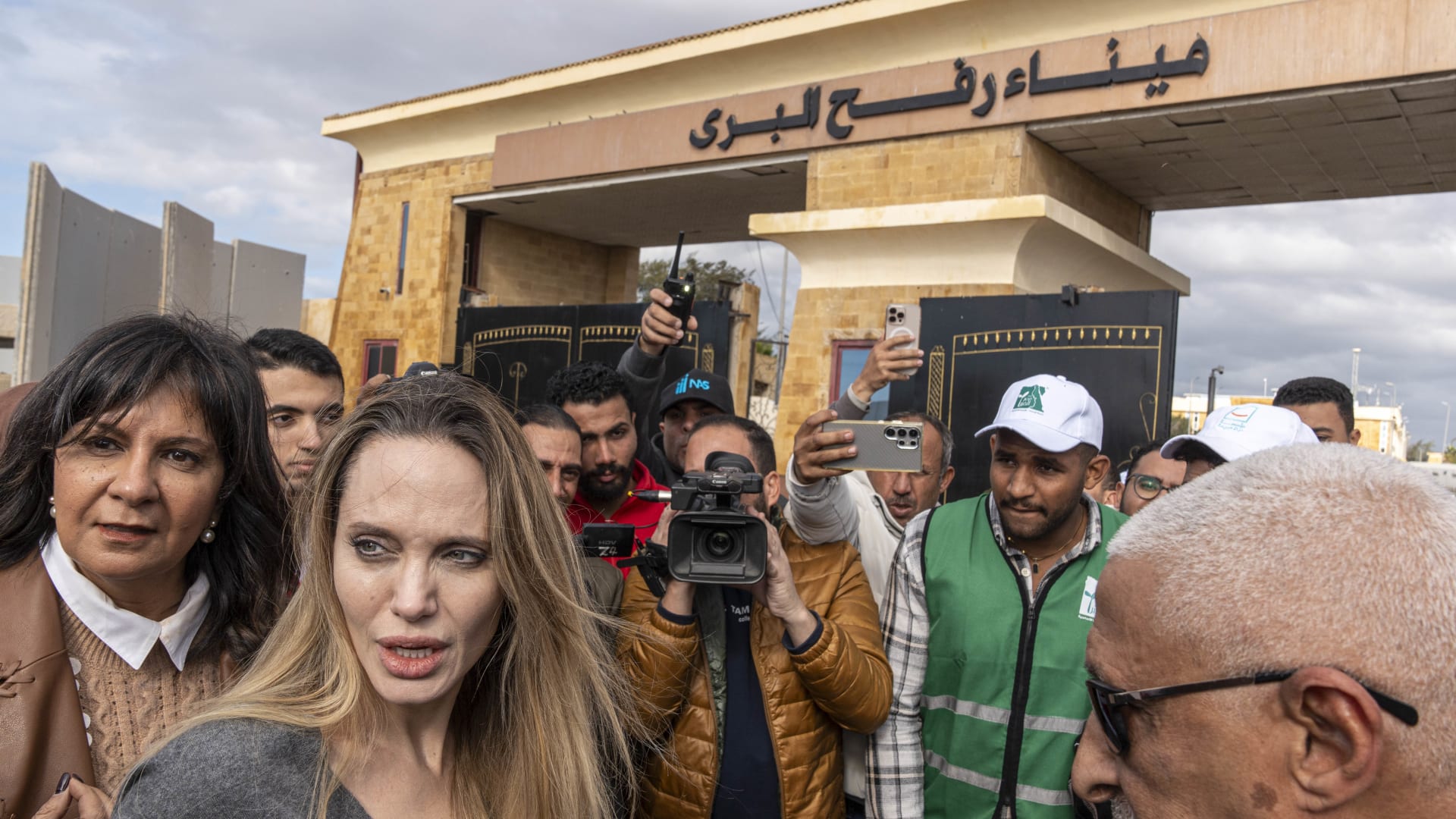 بعد زيارة معبر رفح.. ماذا قالت أنجلينا جولي عن وقف إطلاق النار في غزة؟