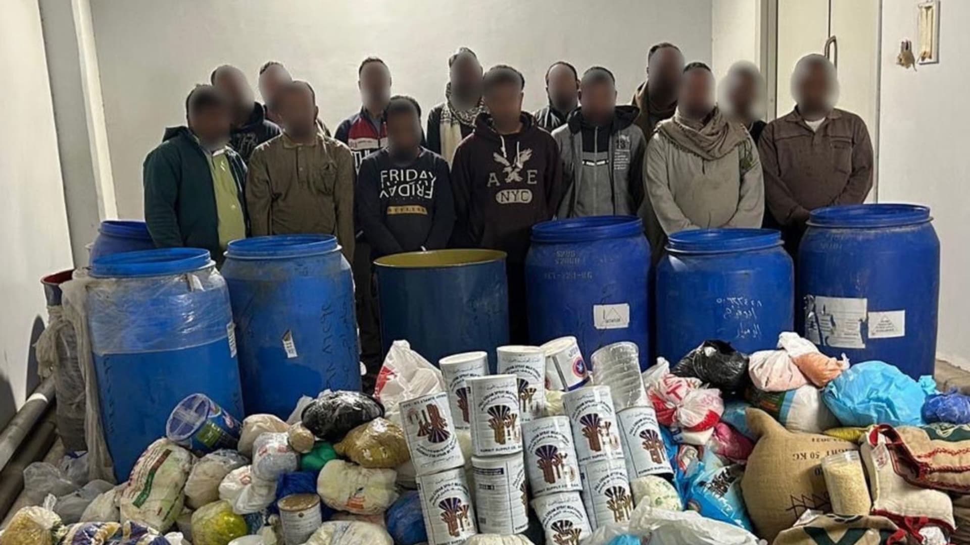 داخلية الكويت تنشر صورة شبكة يديرها مصريون لتهريب مواد مدعومة خارج الدولة