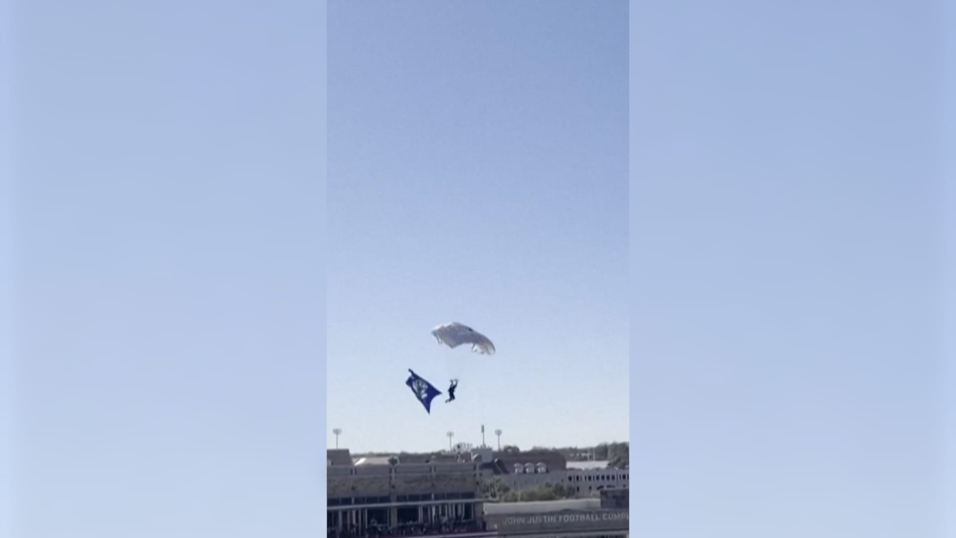 مظلي يعلق في شبكة المرمى خلال مباراة كرة قدم في تكساس.. حادثة غير متوقعة