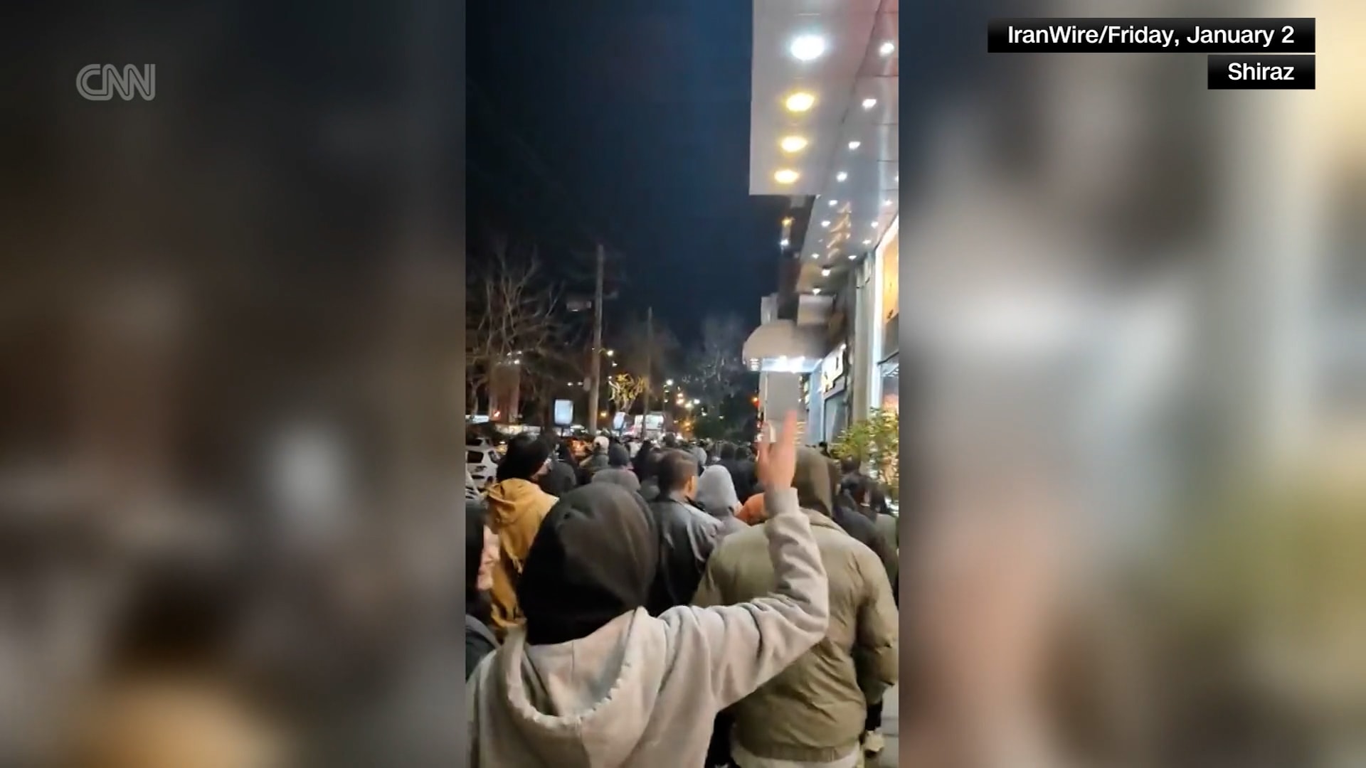بعد اشتباكات دامية.. فيديو يرصد احتجاجات متواصلة في شوارع إيران