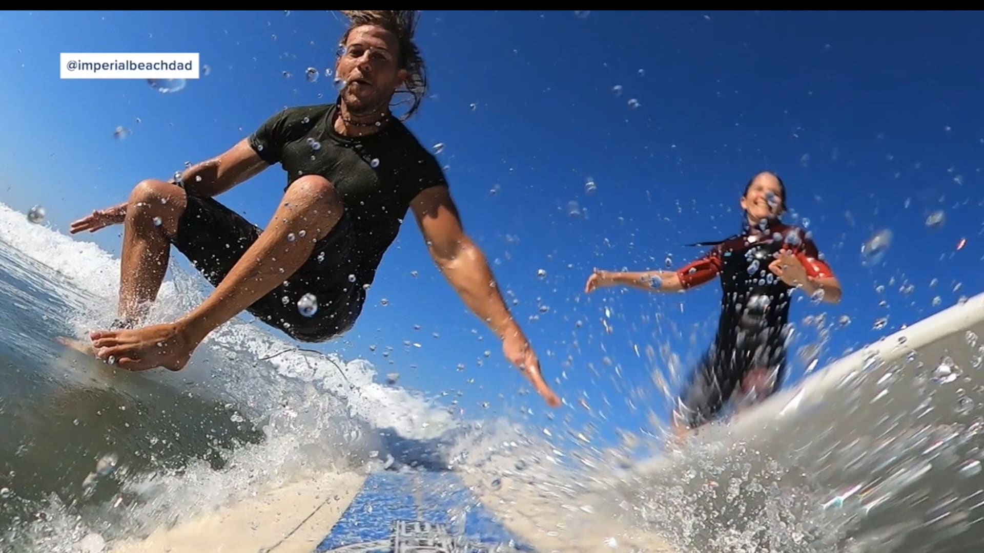 سرطان الدماغ لم يوقف هذا الرجل.. ركب 365 موجة في عام واحد!