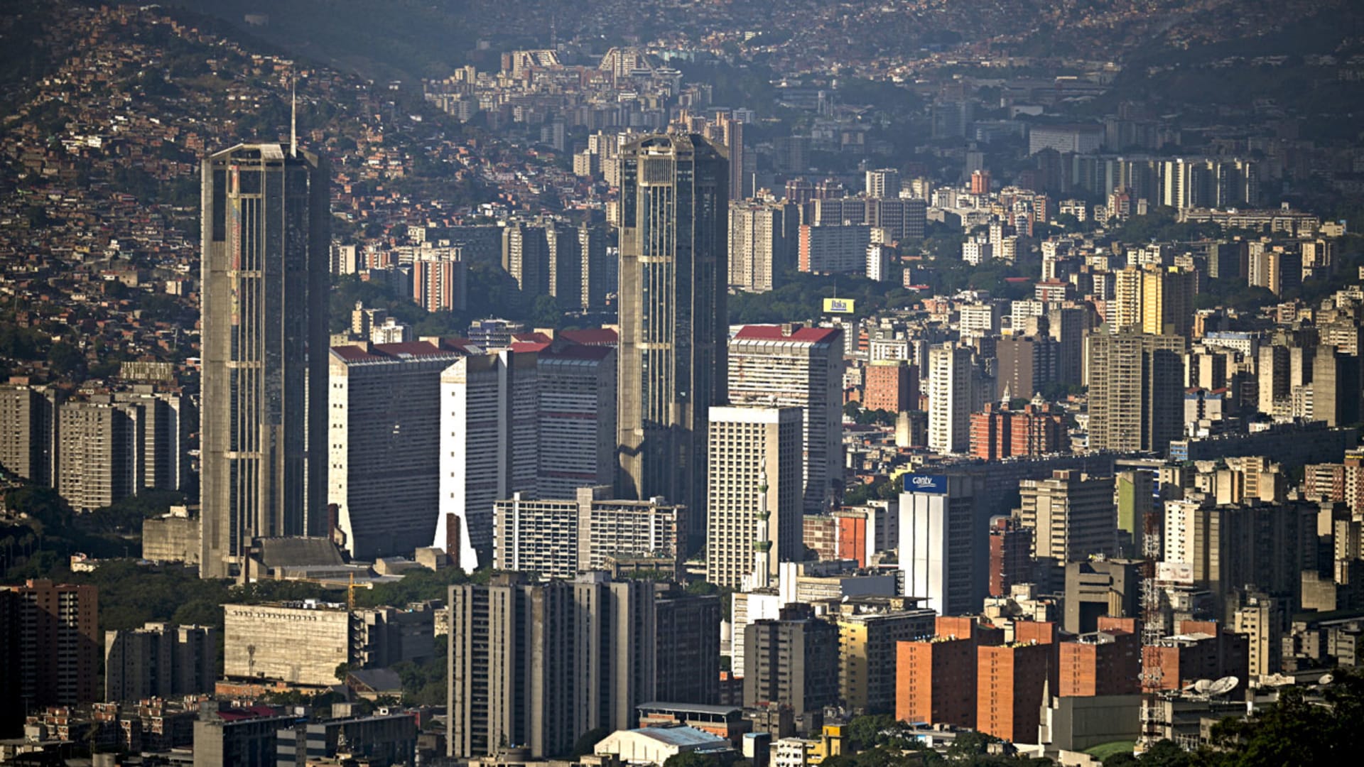 انفجارات تهز عاصمة فنزويلا كاراكاس يشهدها فريق CNN