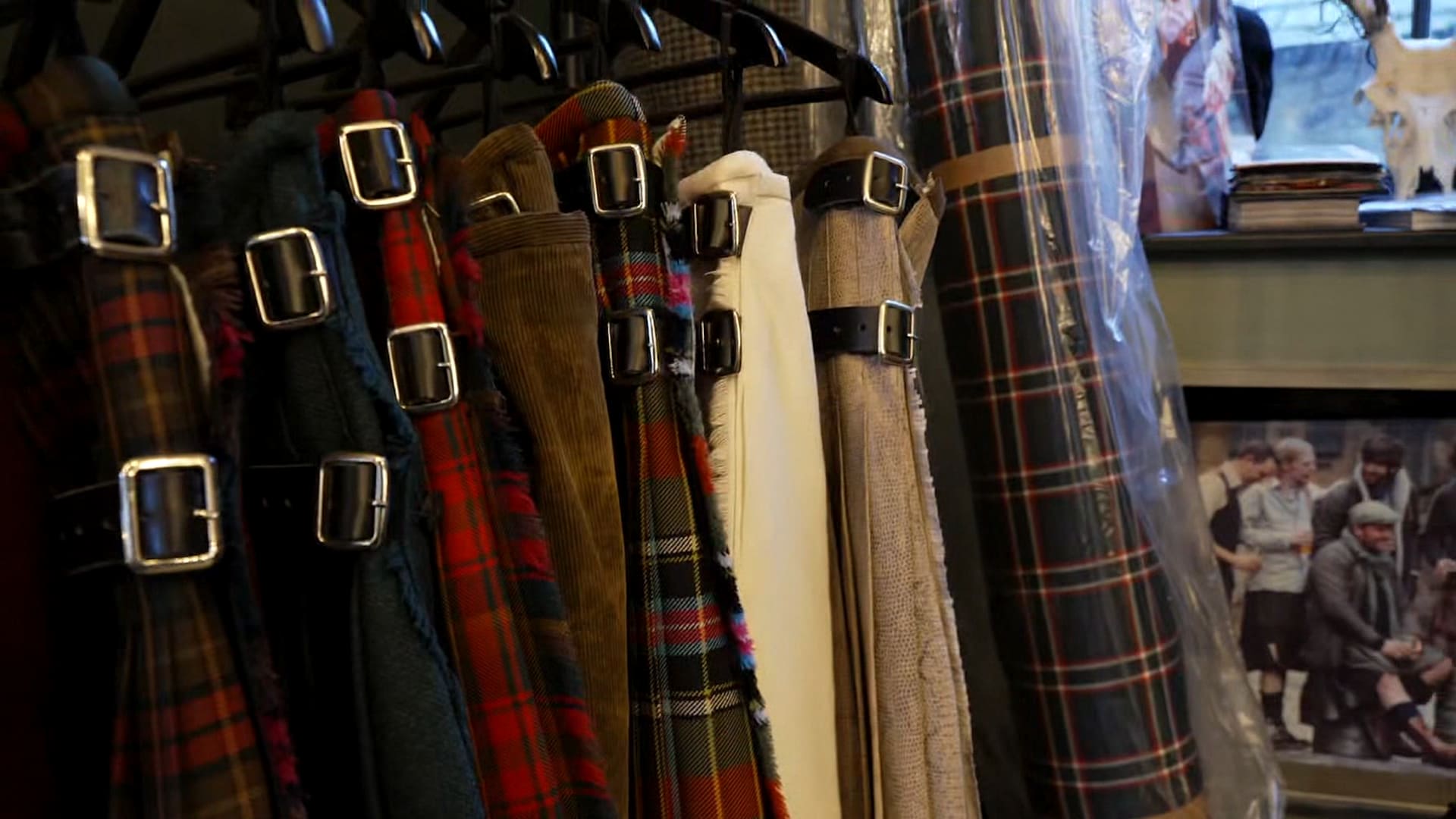 ما هي الطريقة الصحيحة لارتداء الكِلت؟ خبير يكشف أسرار هذا الزي الاسكتلندي الشهير