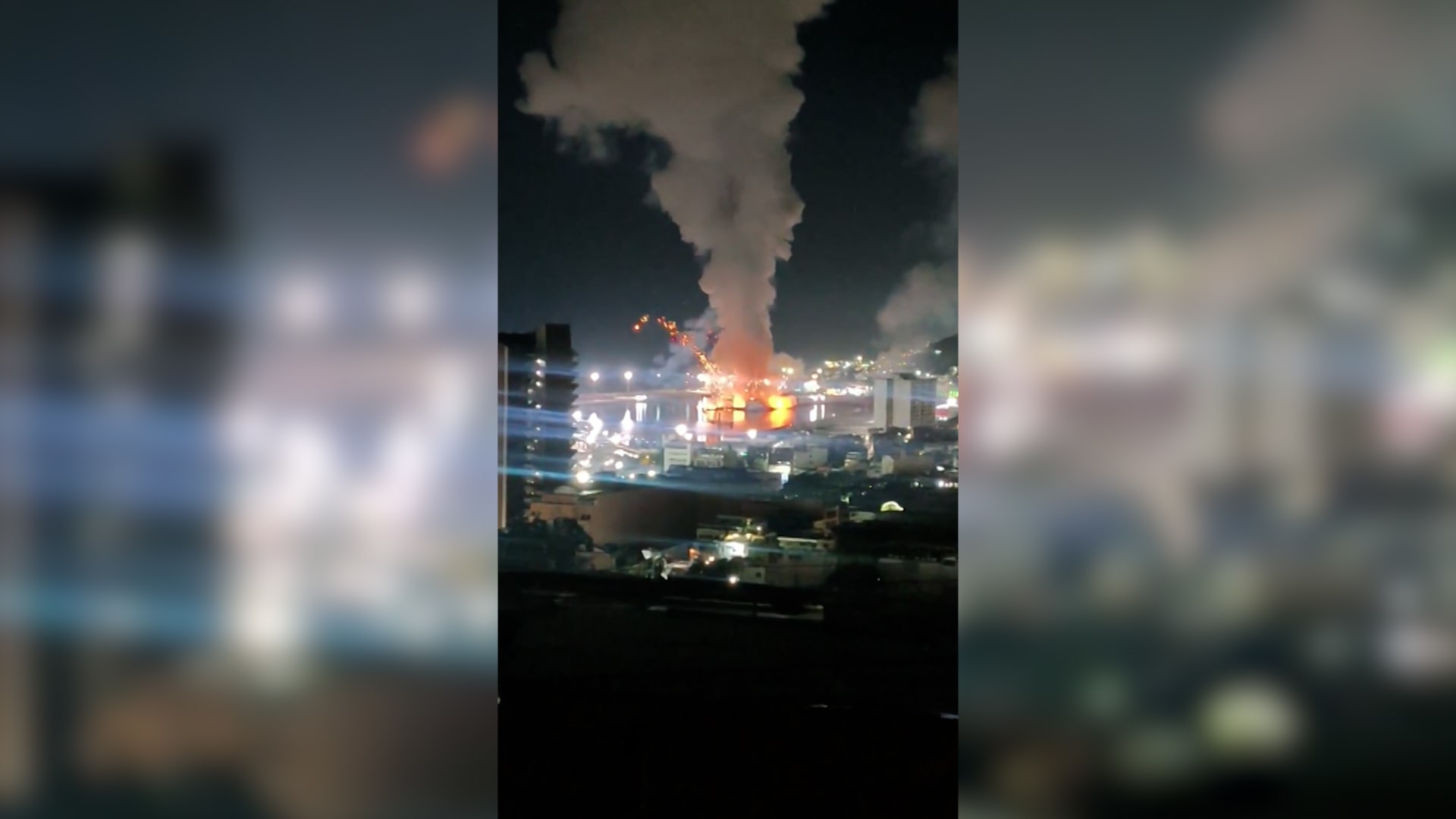 لحظة انفجار هائل في ميناء لا غوايرا شمال عاصمة فنزويلا كاراكاس