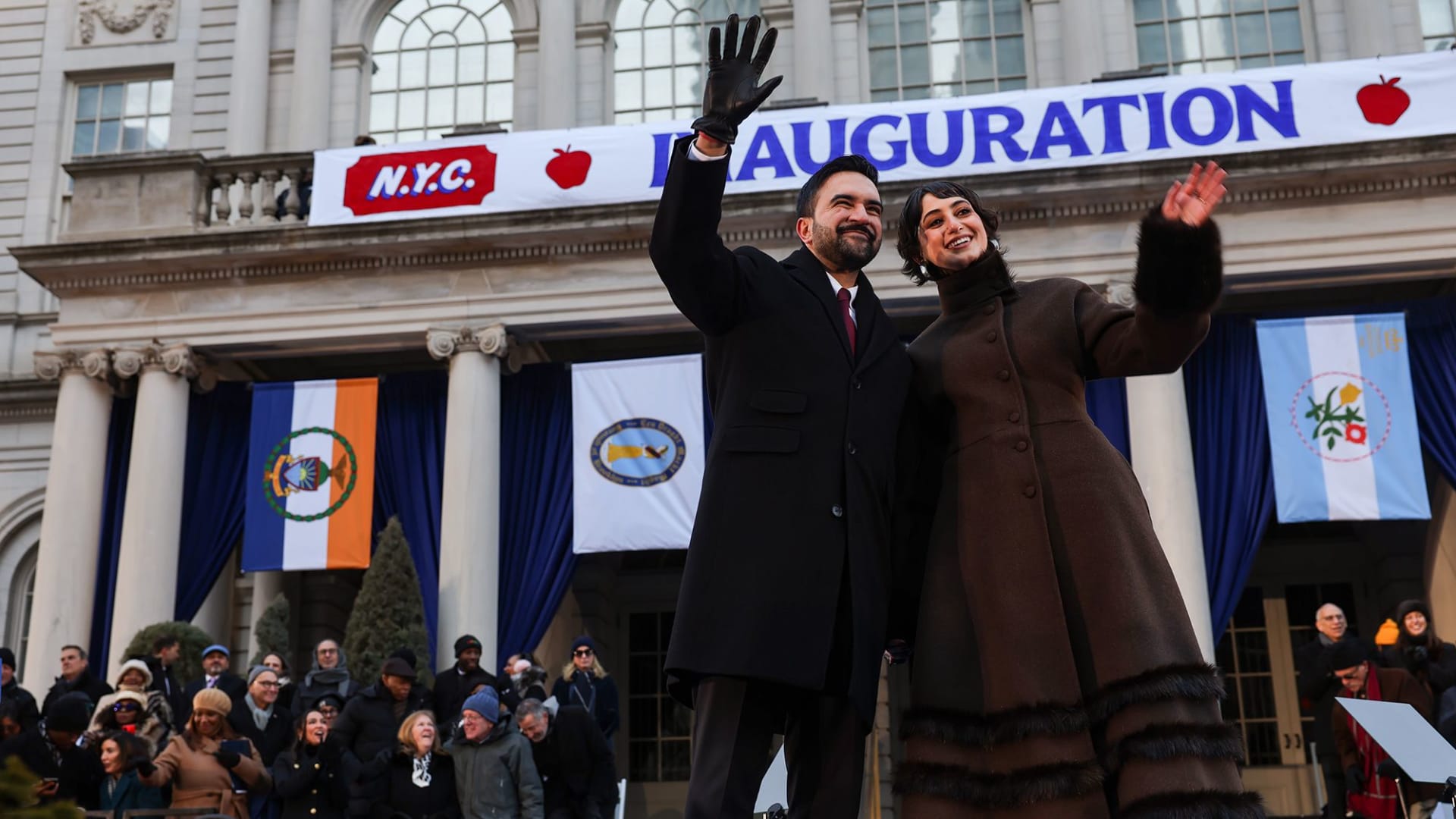 بينها معطف زوجة عمدة نيويورك في حفل التنصيب.. كيف تتحوّل أزياء زوجات السياسيين إلى بيان؟