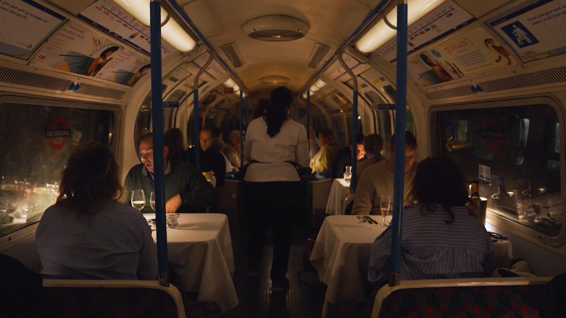 في لندن.. مطعم داخل عربة قطار لتجربة طعام غريبة ومثيرة