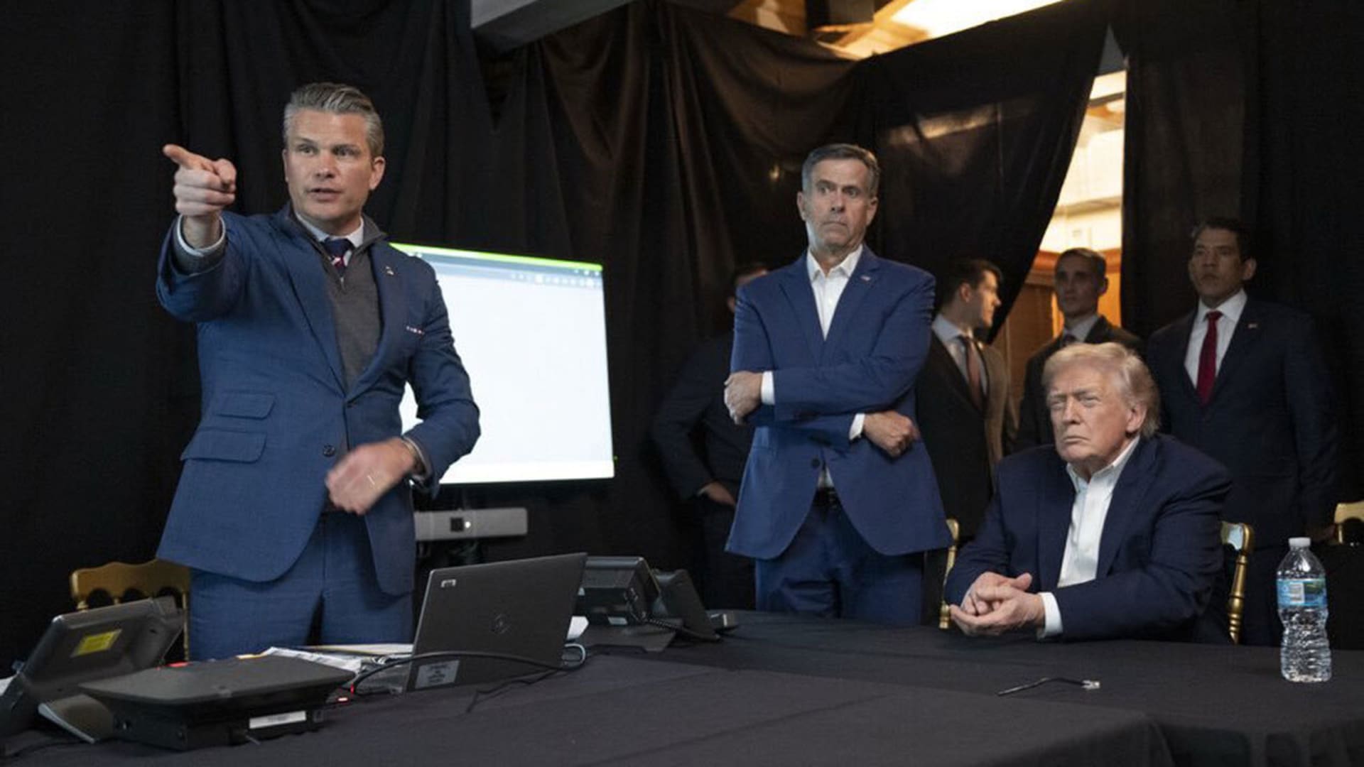 تحديث مباشر.. البيت الأبيض ينشر فيديو مادورو يسير بمنشأة احتجاز محاطا بالأمن