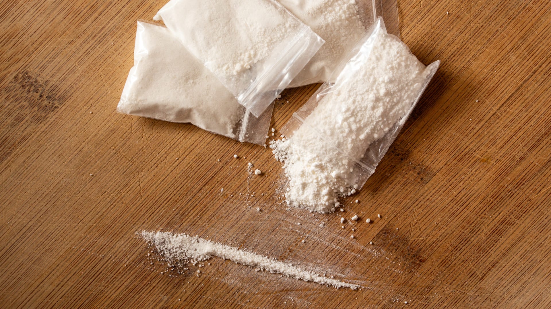 حاملًا 3 كيلوغرامات كوكايين.. البحرين تضبط شخصًا بالمطار بمخدرات تتجاوز قيمتها مليون دولار