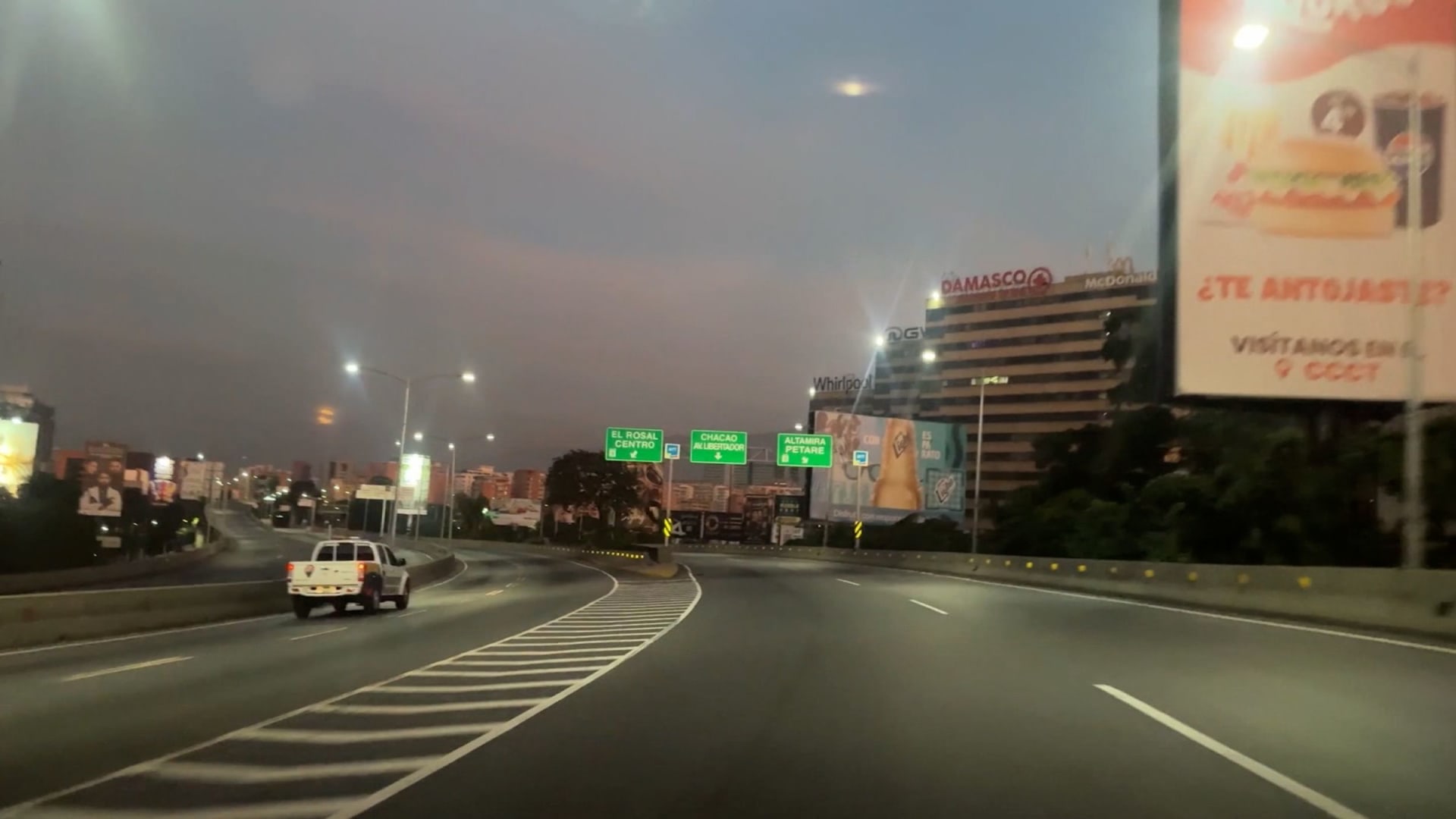 كاميرا CNN تتجول في ضواحي كاراكاس بعد قبض أمريكا على مادورو.. وهذا ما رصدته