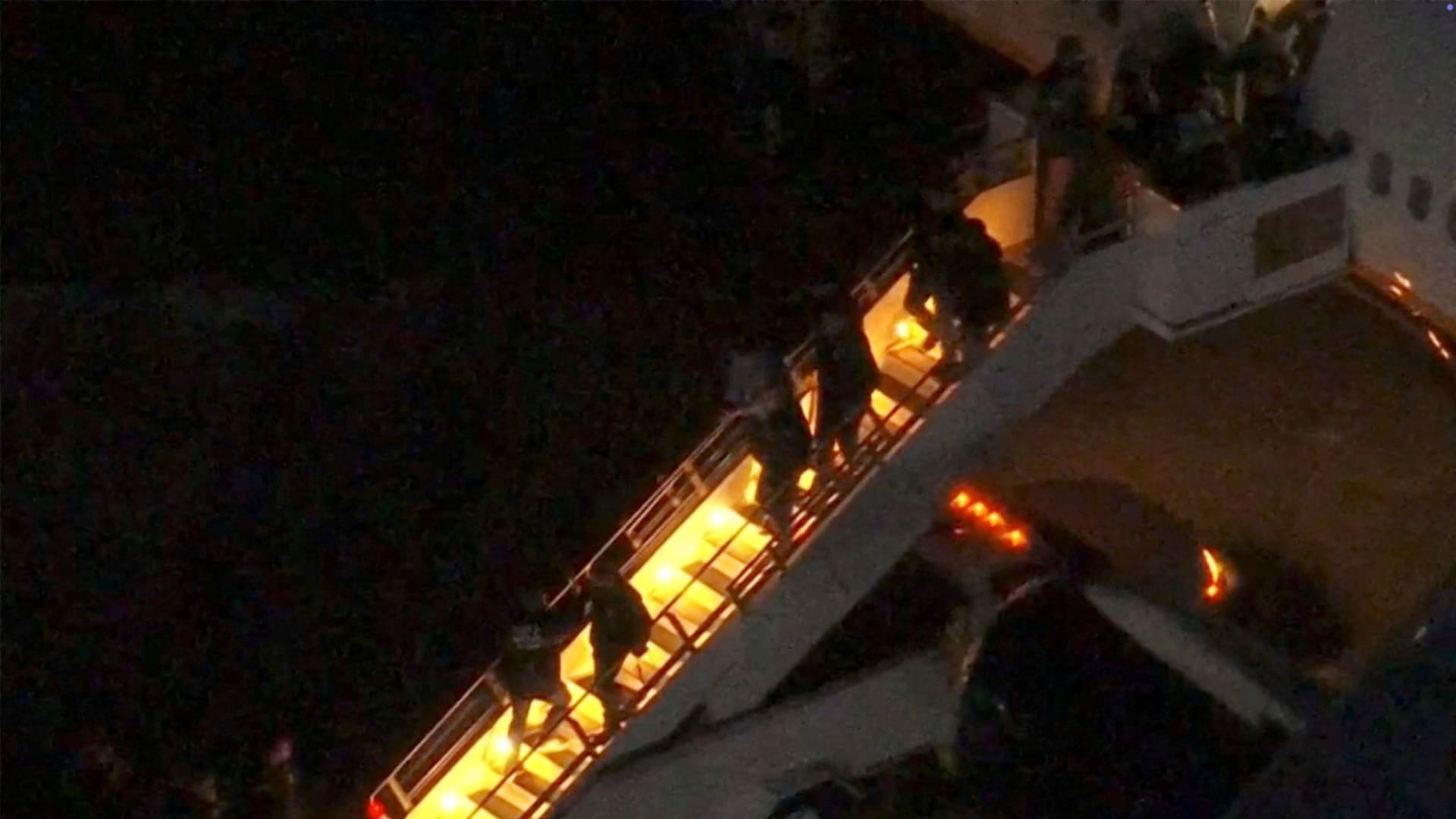 شاهد لحظة إنزال مادورو من الطائرة بعد وصوله إلى الولايات المتحدة