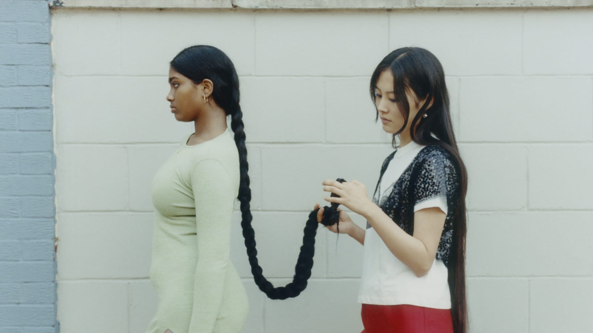 مصورة توثق "أميرات رابونزيل" حقيقيات.. ما سبب تمسكهنّ بشعرهنّ الطويل؟