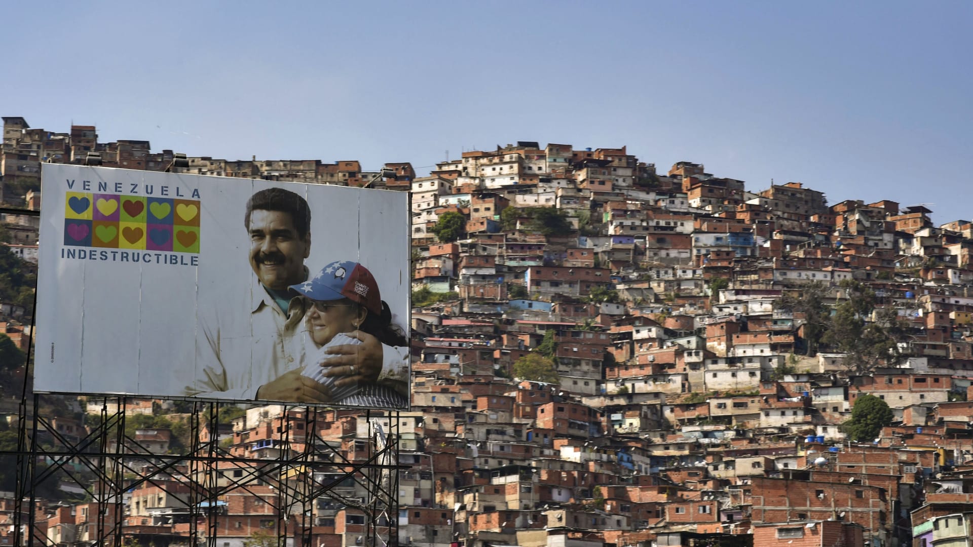 فيديو منسوب لـ"نزع صور نيكولاس مادورو من شوارع فنزويلا بعد اعتقاله".. ما حقيقته؟