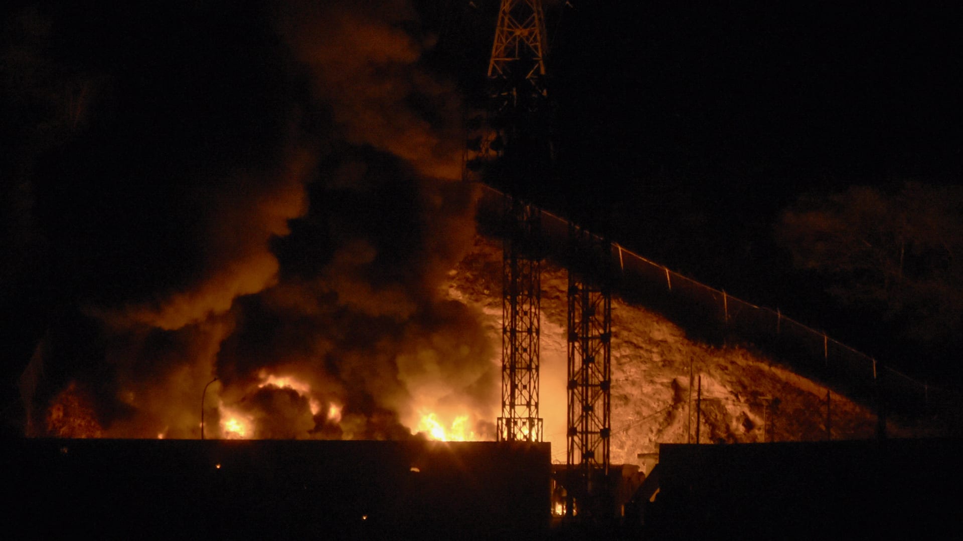 اعتقال مادورو وزوجته.. دمار خلفه الهجوم الأمريكي في قواعد عسكرية ومطارات بفنزويلا