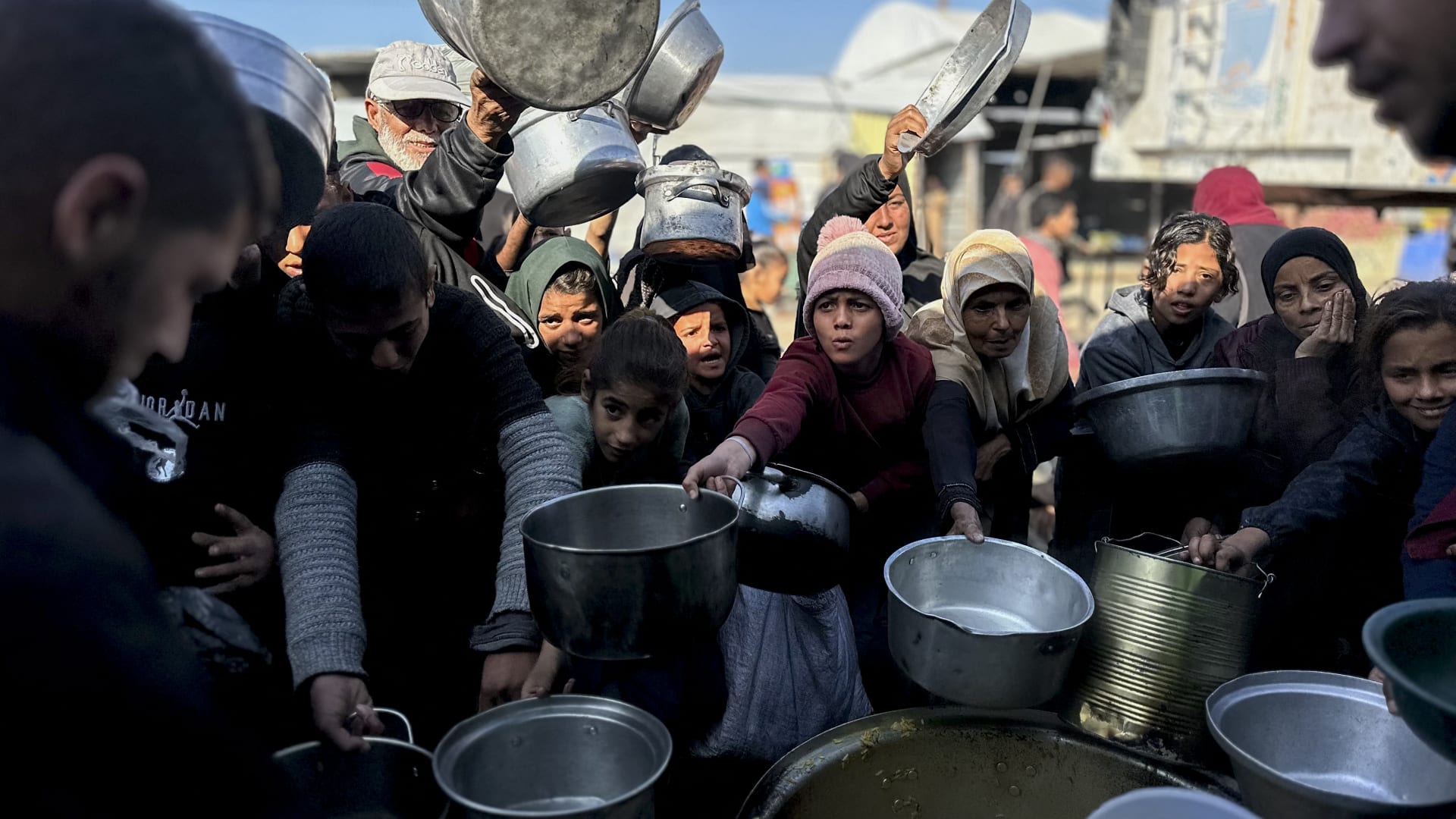 توجيه من العاهل السعودي ومحمد بن سلمان بشأن المساعدات لقطاع غزة