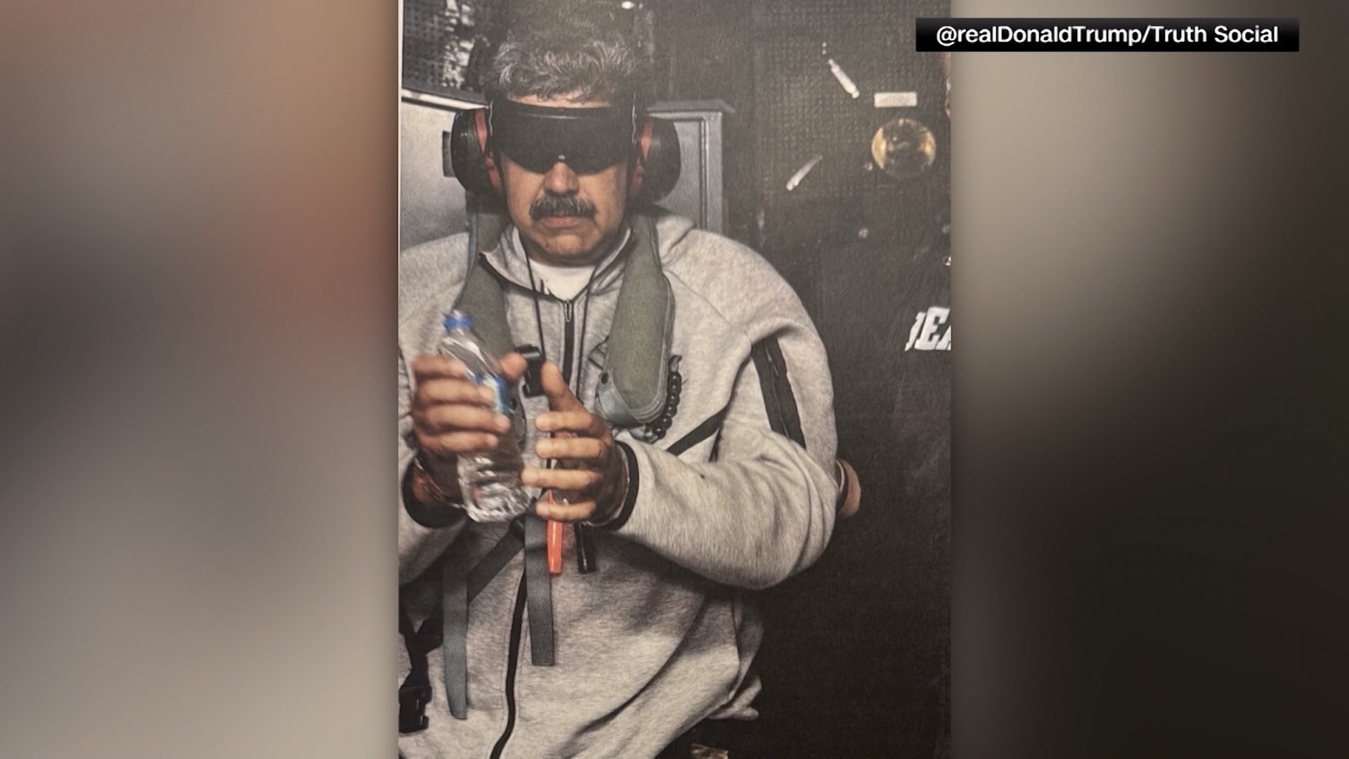 من نظارات معتمة إلى سماعات الأذن.. خبير يحلل صورة نشرها ترامب لمادورو