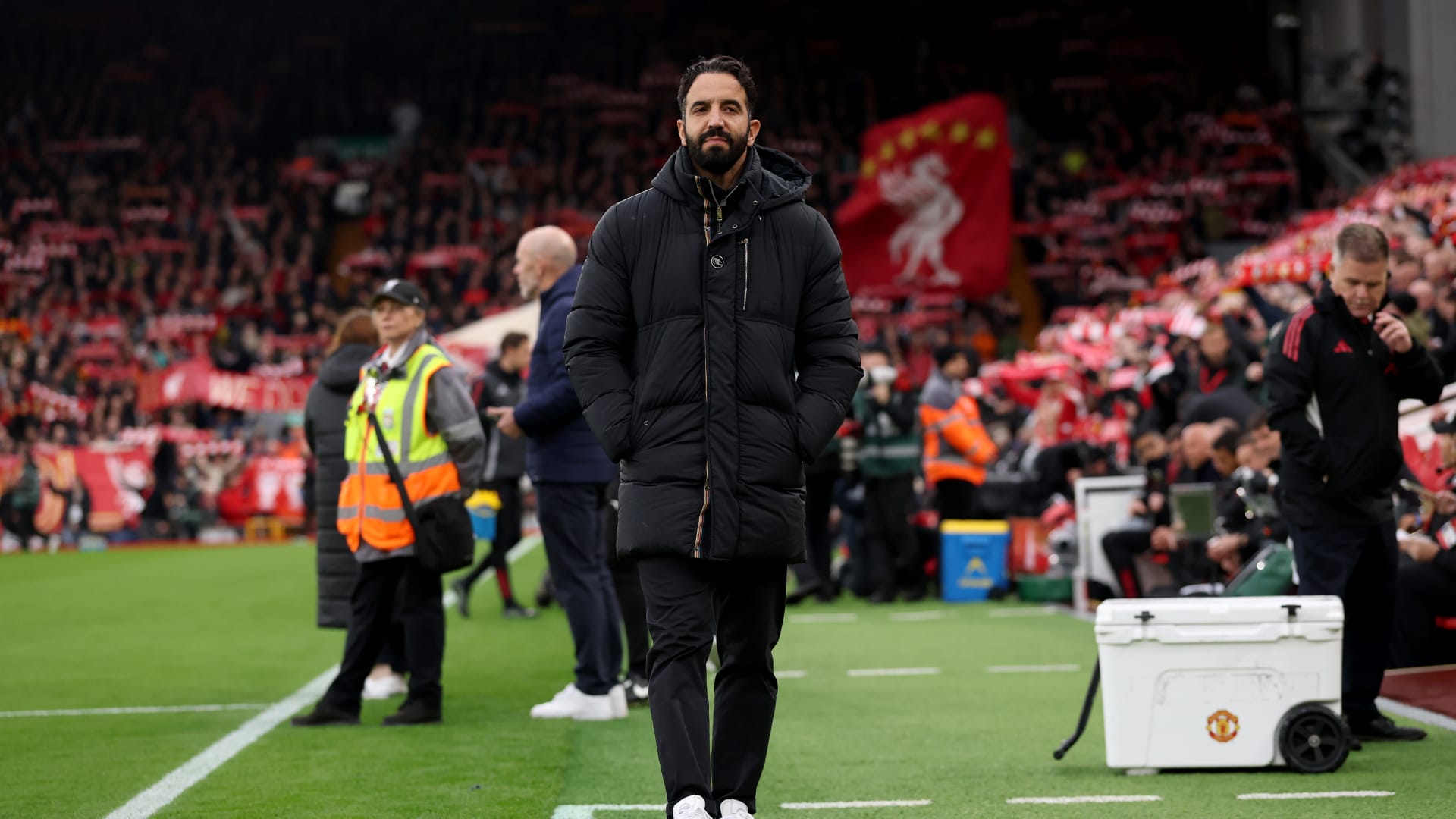 مانشستر يونايتد يفترق عن روبين أموريم.. ويوجه رسالة له