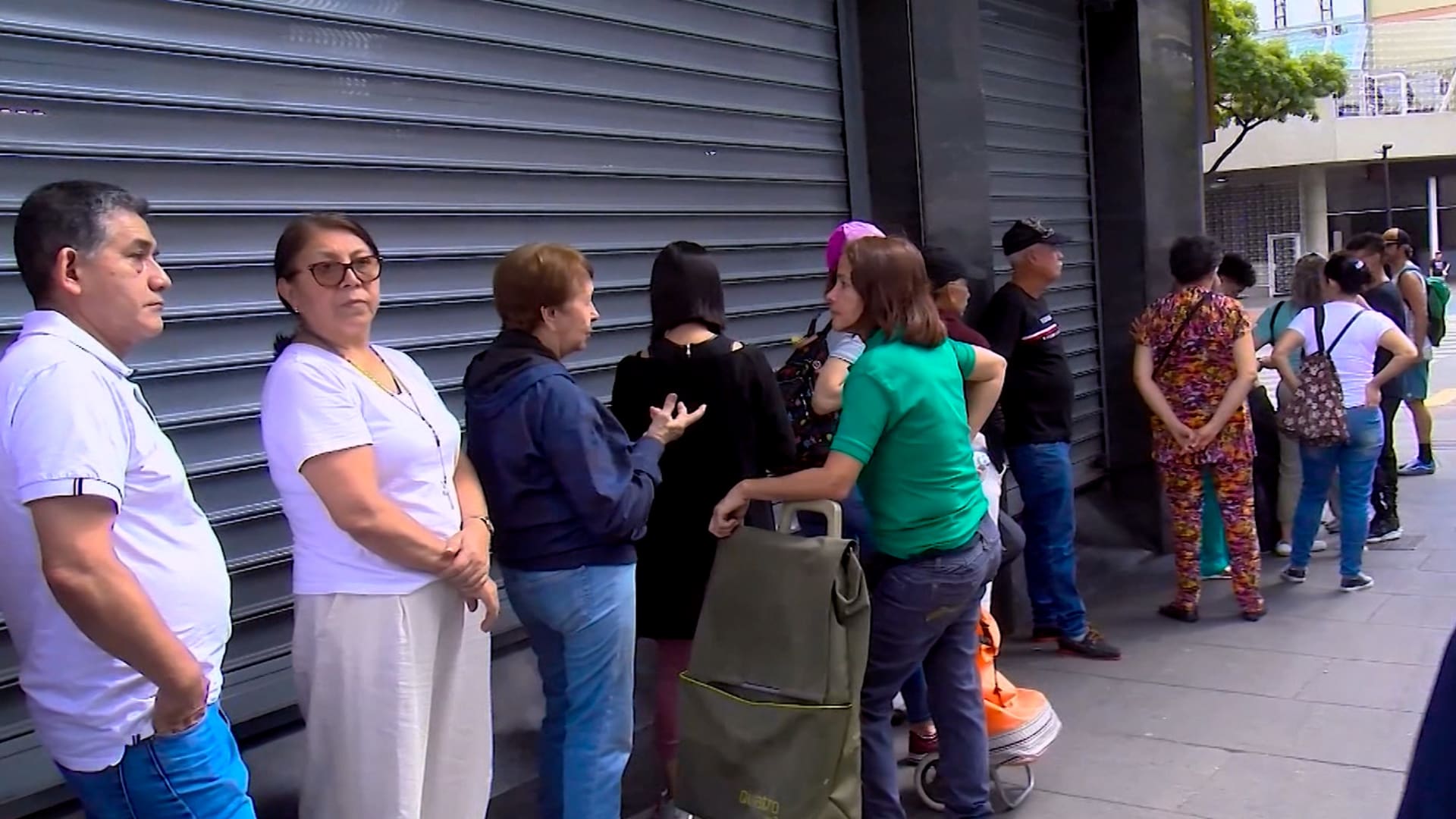 طوابير لشراء المؤن والدواء.. فنزويليون يستعدون للمجهول بعد اعتقال مادورو