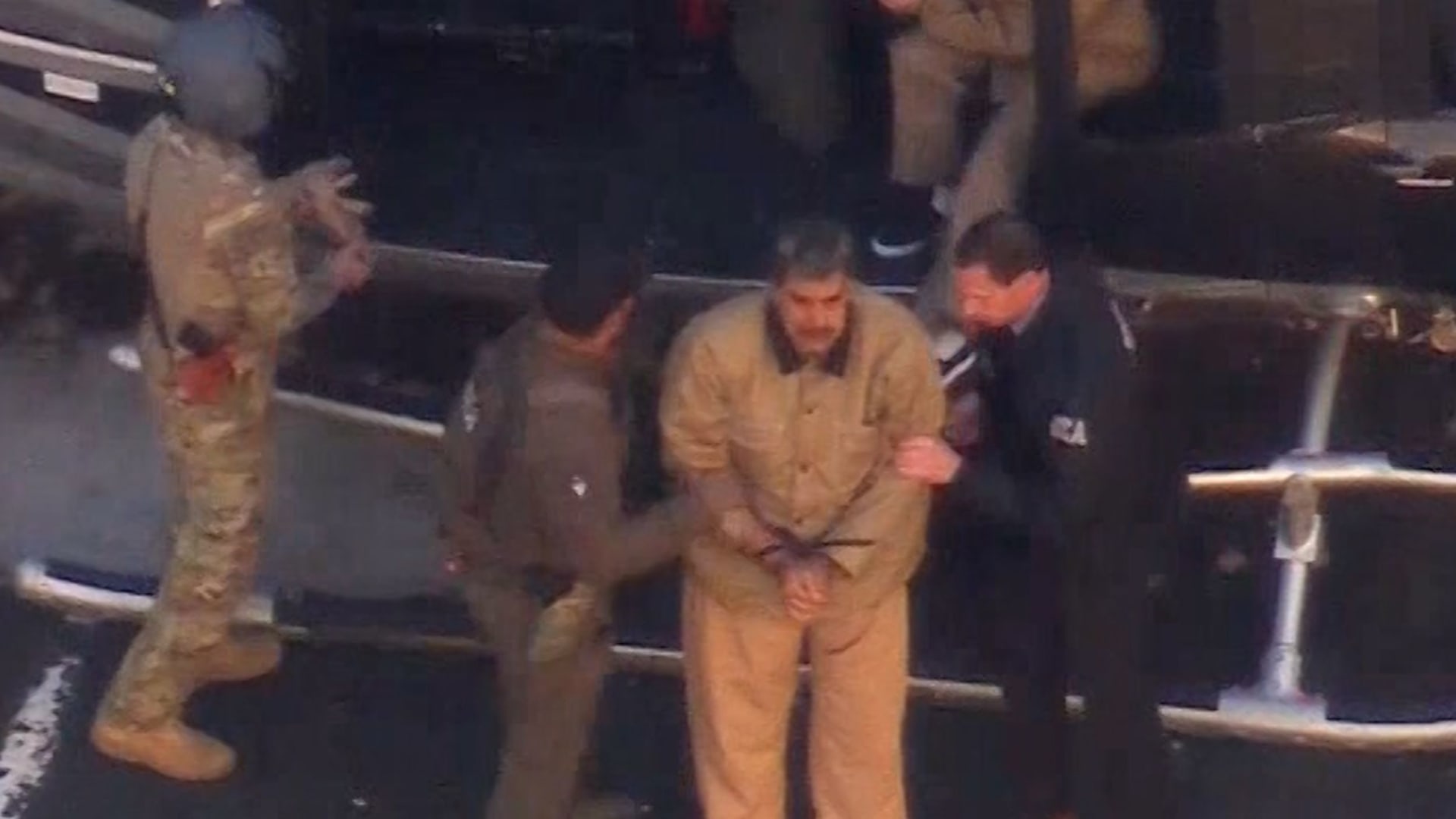 مُكبلا الأيدي.. لحظة نقل مادورور وزوجته واقتيادهما إلى المحكمة