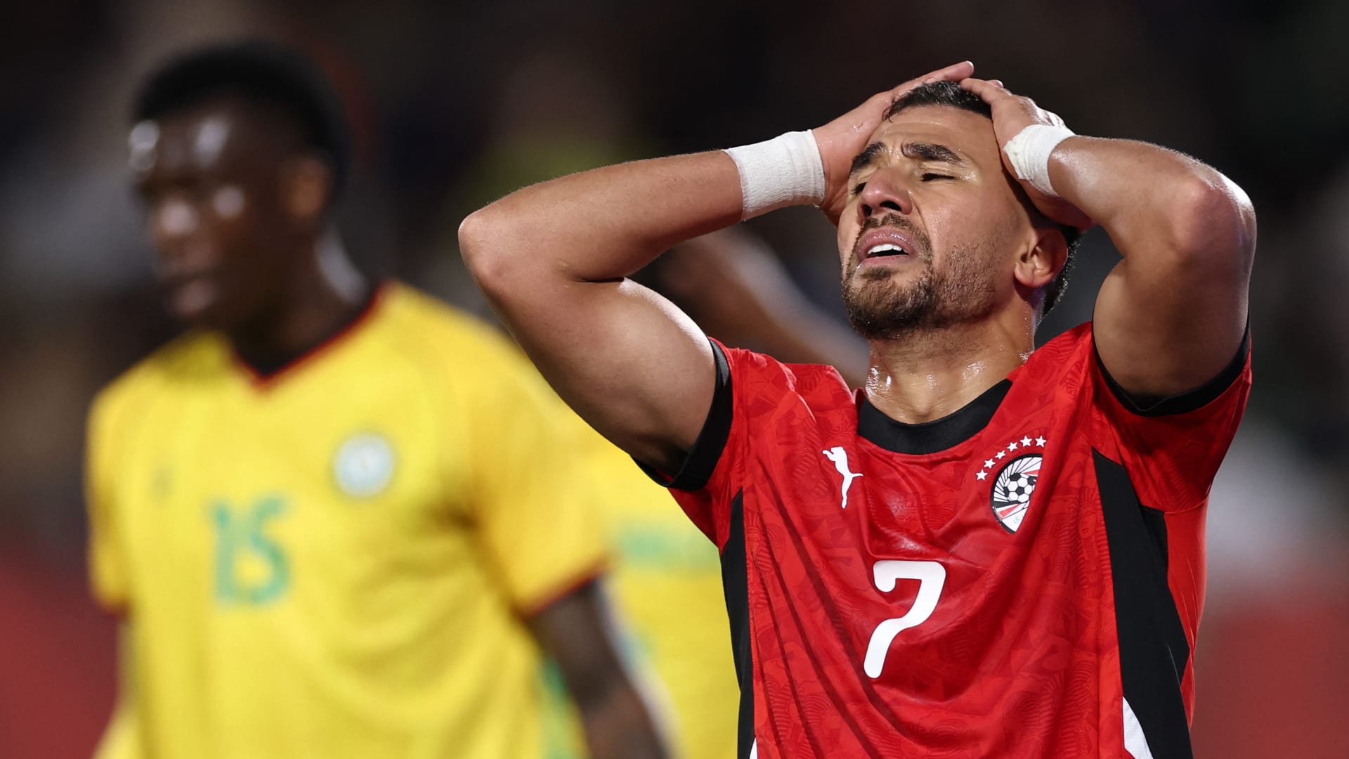 أحدهما بقطع في الرباط الصليبي.. إصابة اثنين من لاعبي منتخب مصر