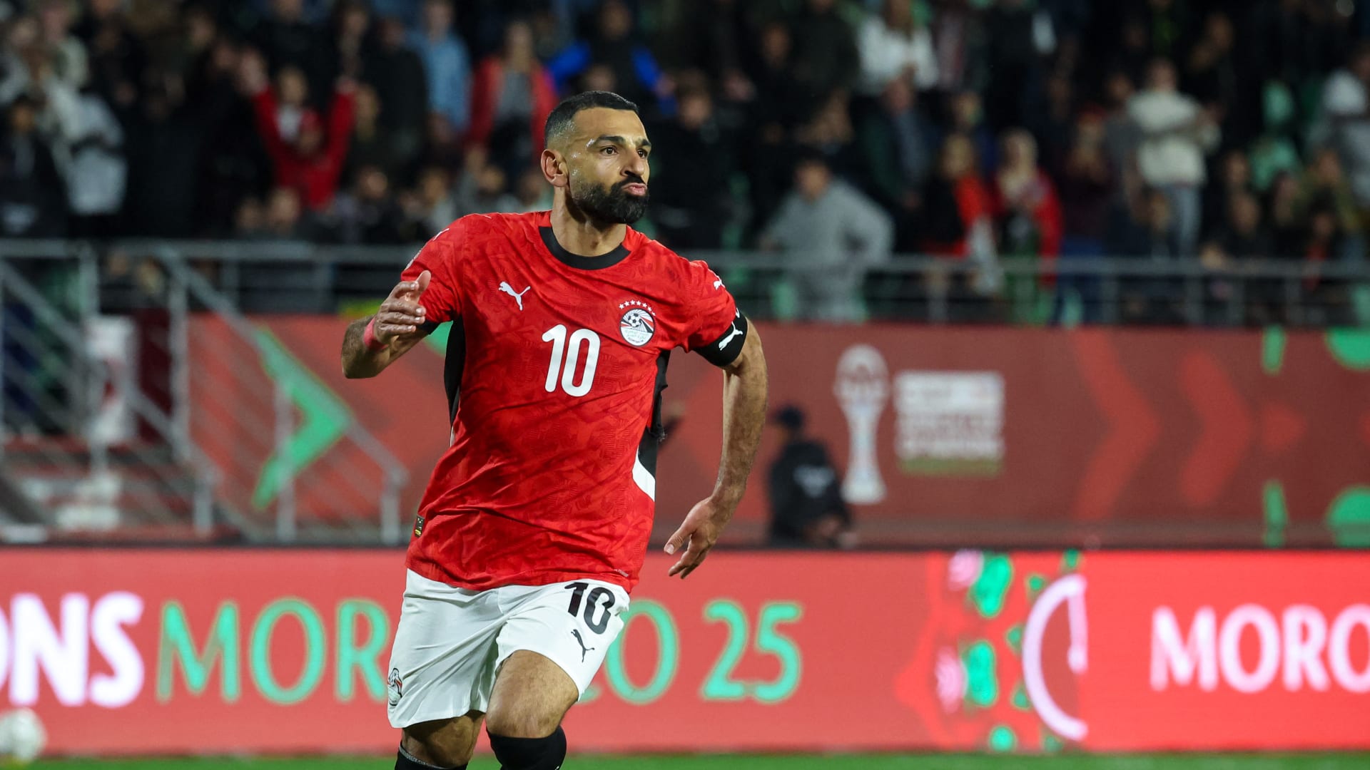 التقط صوراً مع أطفال.. هكذا احتفل صلاح بعد فوز مصر على بنين