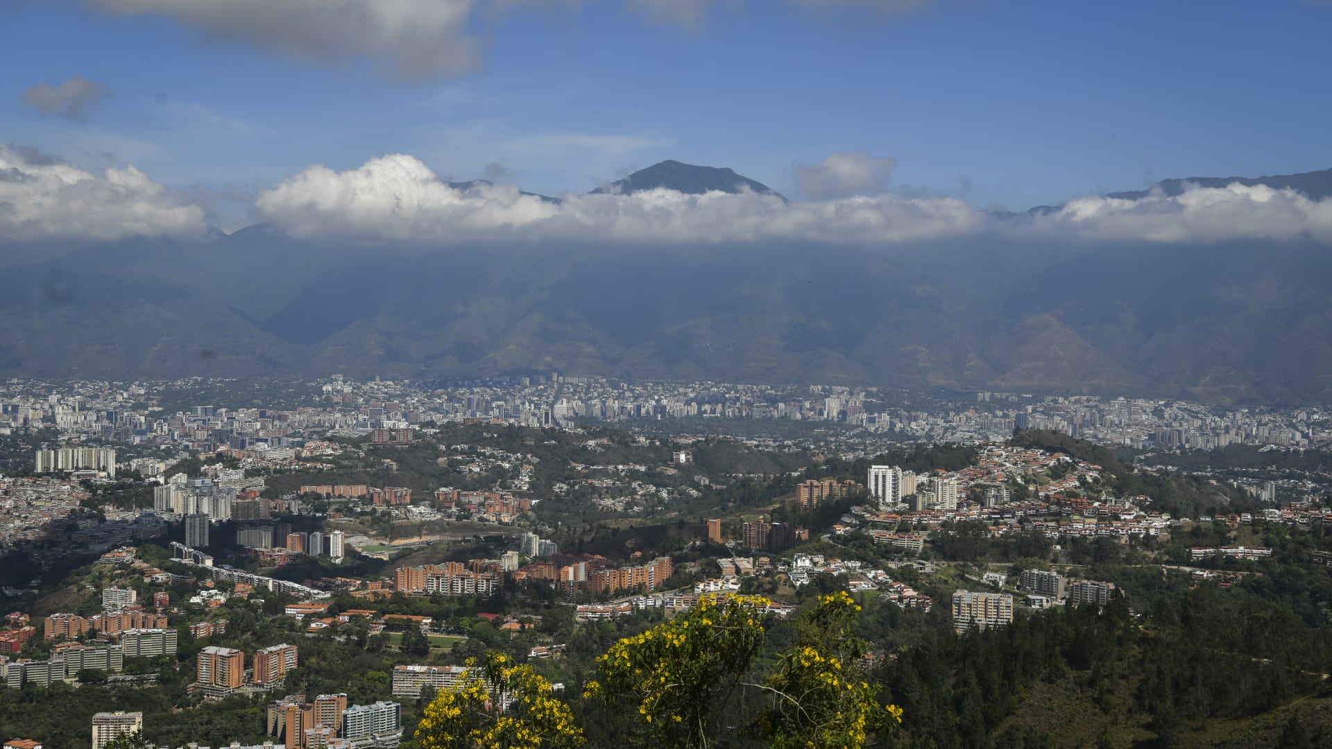 إطلاق نار ومضادات جوية في عاصمة فنزويلا.. وتقارير توضّح الأسباب