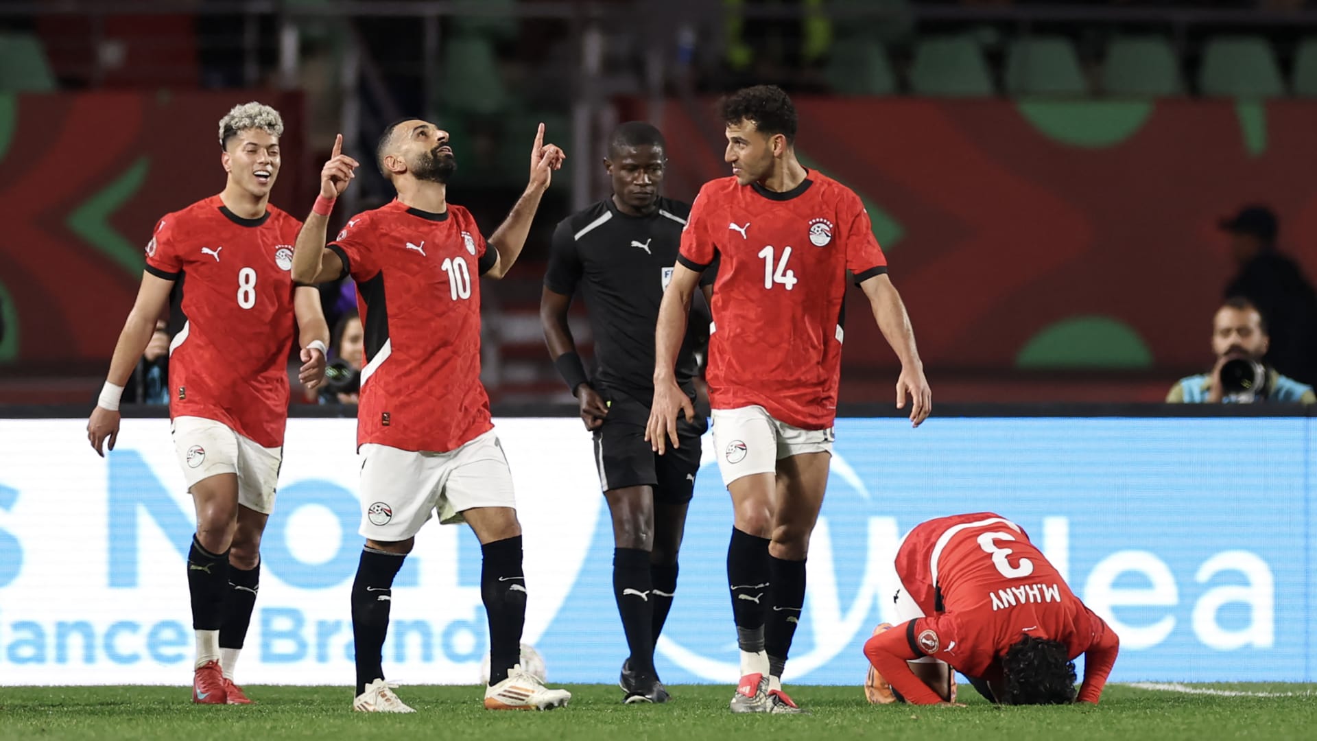 وزير الرياضة المصري ينقل رسالة من السيسي إلى لاعبي المنتخب.. هذا ما جاء فيها