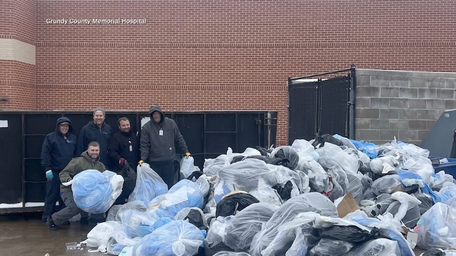 مريض يستعين بجهاز الأشعة السينية في مستشفى للعثور على "إرث عائلته" المفقود بالقمامة