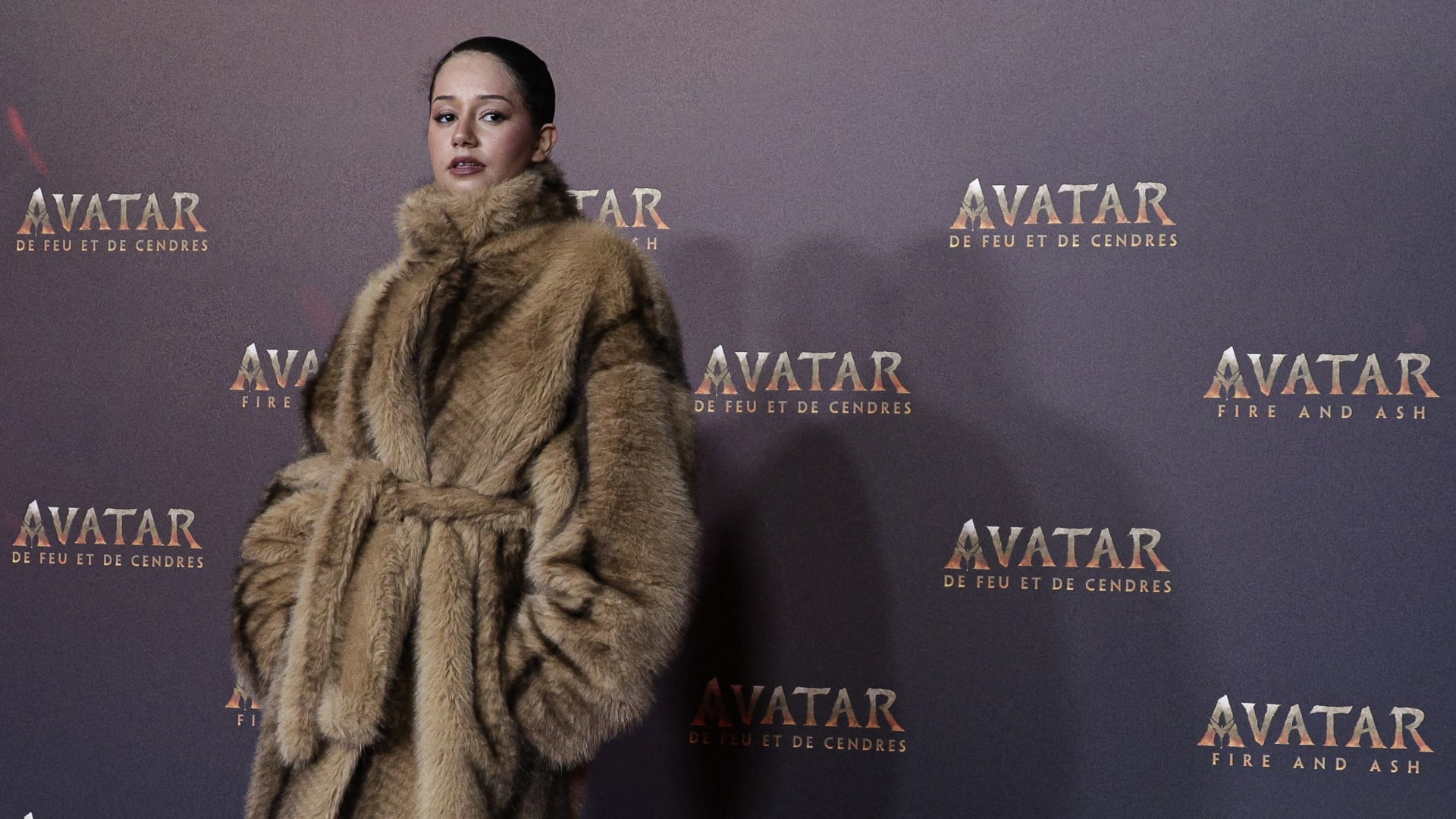 معطف الفرو الضخم.. قطعة شتويّة فخمة يخضع ارتداؤها لشروط دقيقة!