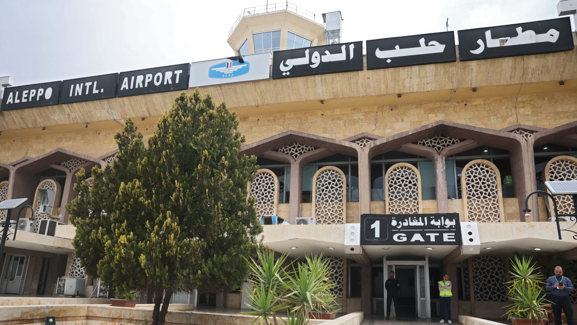 سوريا تعلق الرحلات الجوية في حلب مع اندلاع اشتباكات بين الجيش و"قسد"