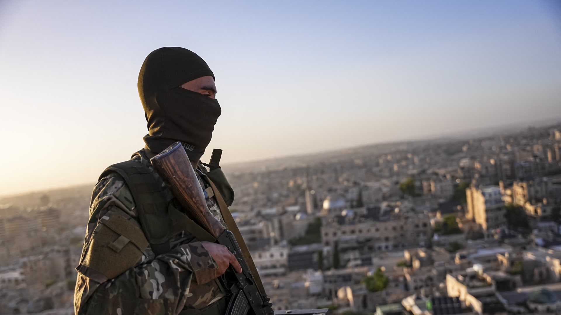 من ليبيا.. حقيقة الصورة المتداولة لـ"اشتعال مركبات الجيش السوري في حلب"