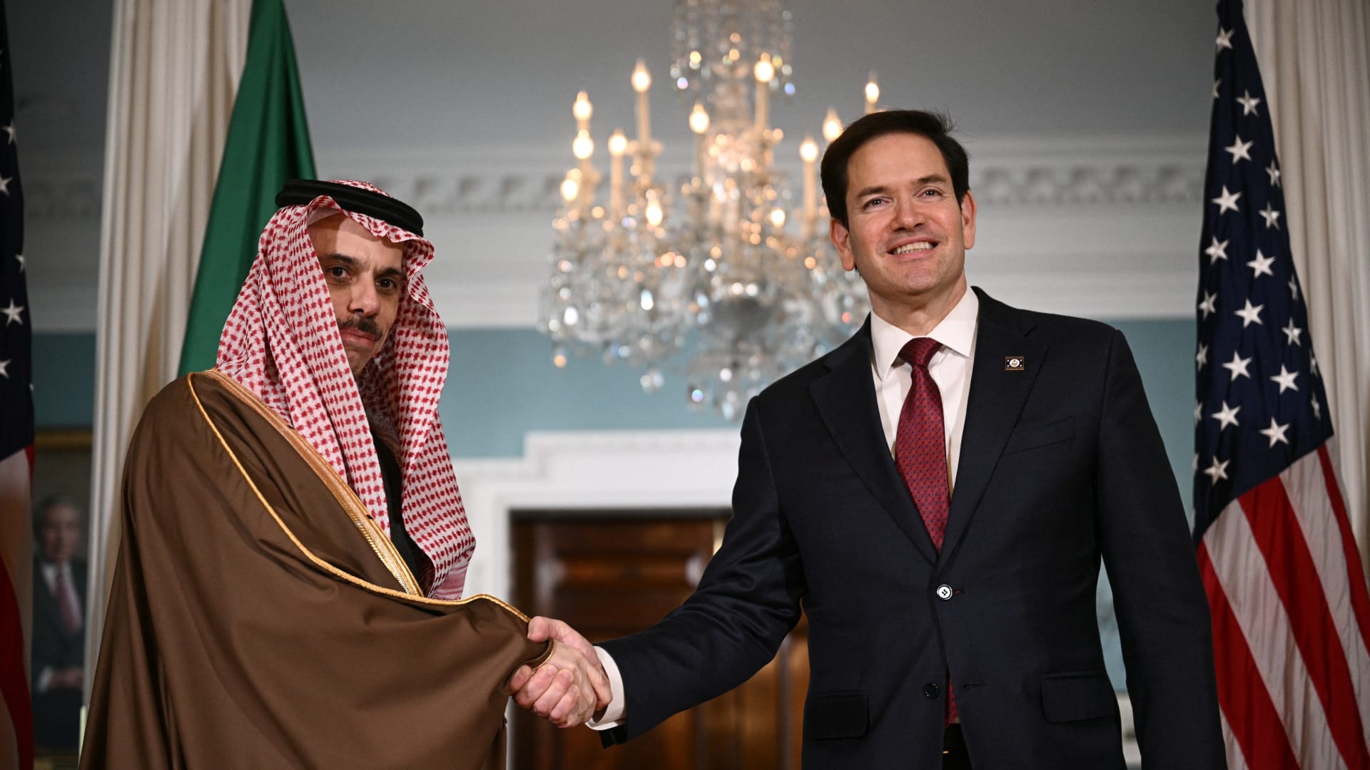 وزير الخارجية السعودي يصل إلى واشنطن وسيلتقي روبيو لـ"بحث المستجدات الإقليمية والدولية"