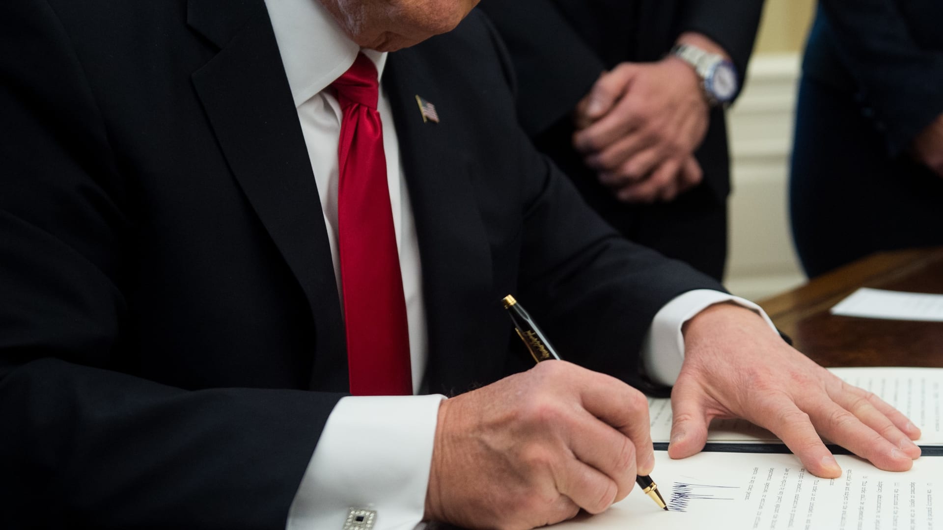 ترامب يوقع مذكرة انسحاب أمريكا من 66 منظمة دولية.. والبيت الأبيض يوضح السبب