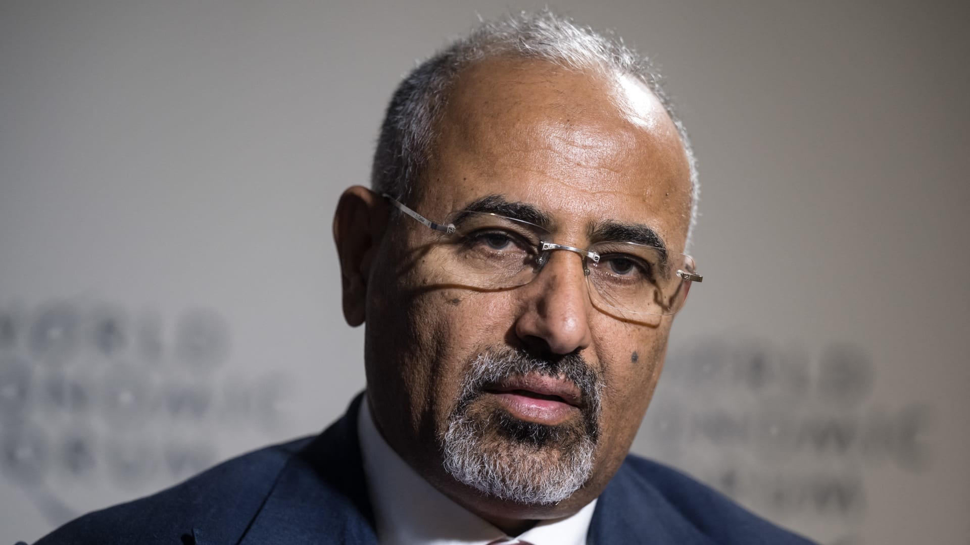 سفير السعودية في اليمن يوضح ما ناقشه مع وفد المجلس الانتقالي الجنوبي و"توجيه عيدروس الزبيدي الذي أساء للقضية الجنوبية"