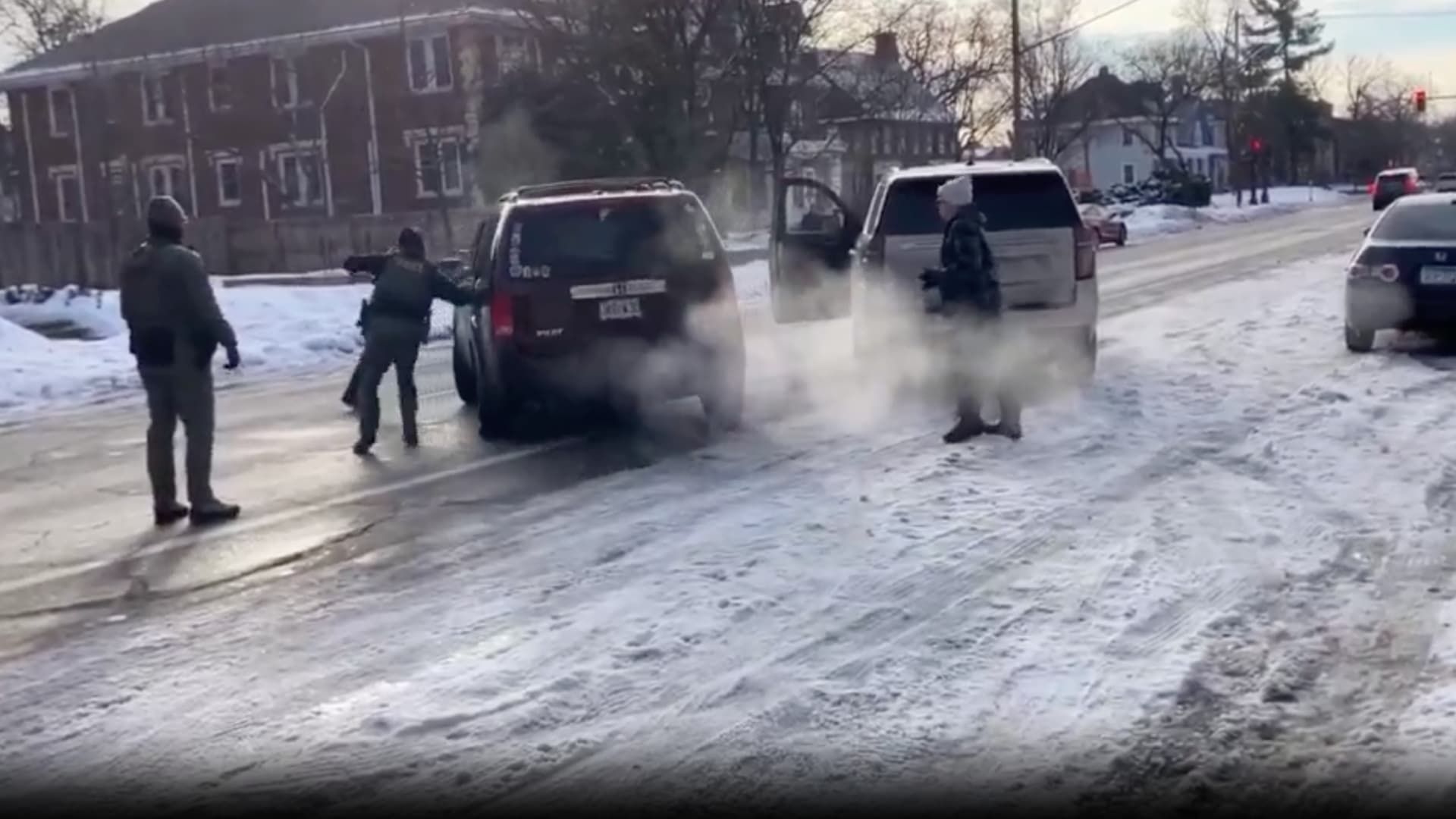 فيديو يوثّق الثواني الأخيرة قبل مقتل امرأة بأمريكا.. تحليل لسلوك ضابط الهجرة والجمارك