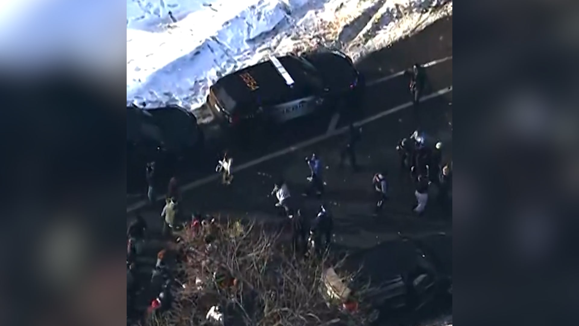 متظاهرون يرشقون عناصر الهجرة بكرات الثلج في موقع إطلاق النار على سيدة بمينيابوليس