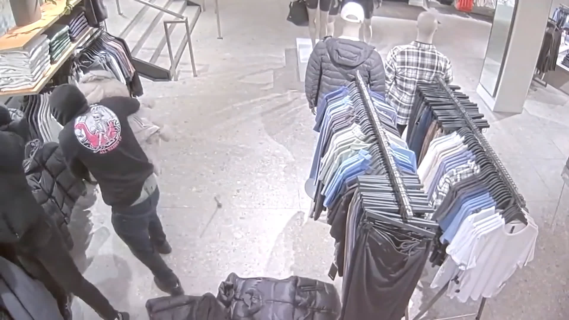 اقتحموه بمطرقة خلال ثوانٍ.. كاميرا توثق سرقة خاطفة لمتجر في بنسلفانيا