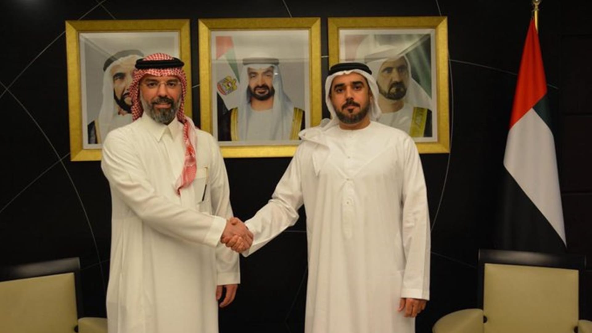 القنصل السعودي الجديد في دبي والإمارات الشمالية يُسلّم "البراءة القنصلية"