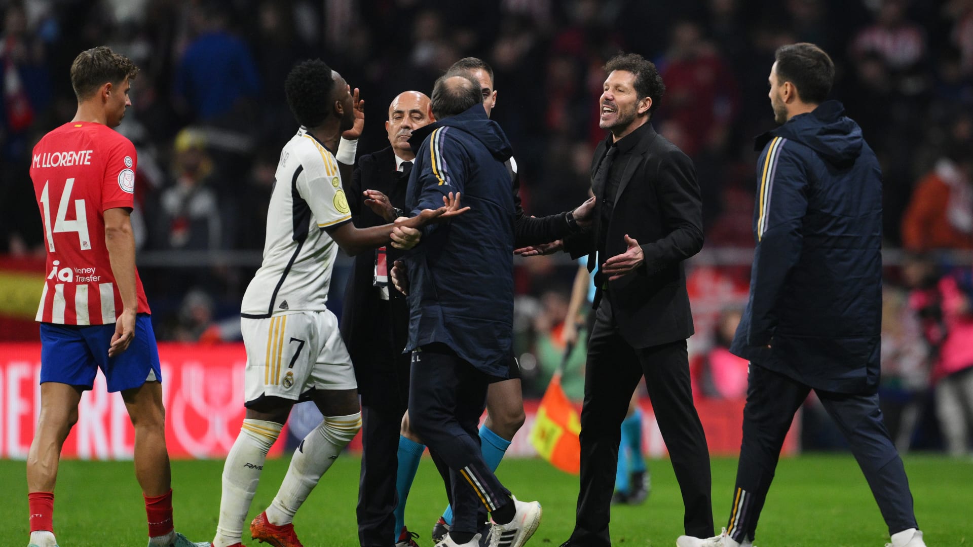 مشادة بين فينيسيوس وسيميوني على هامش مباراة ريال مدريد وأتلتيكو