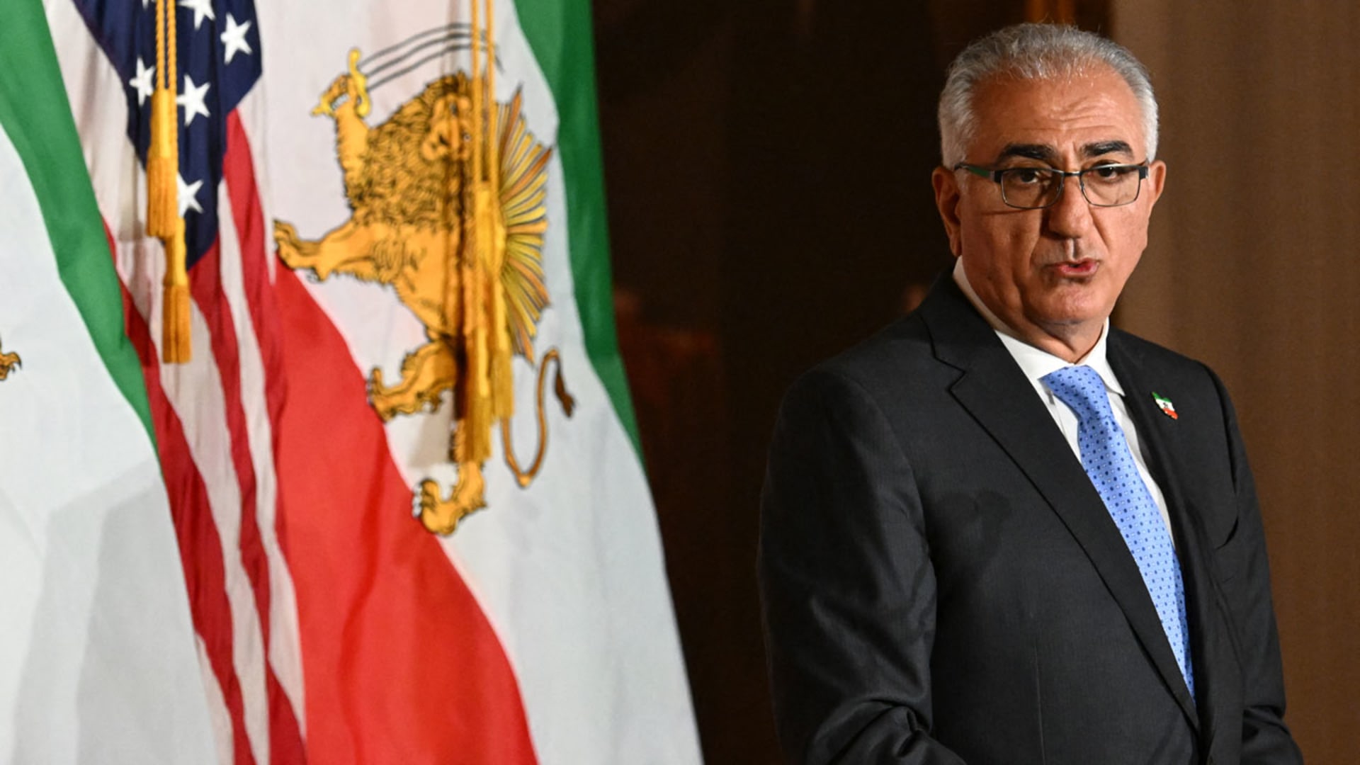 ولي عهد إيران السابق رضا بهلوي يوجه دعوة للإيرانيين الجمعة.. وفيديو يُظهر إنزال علم البلاد من سارية ضخمة تنشره لجنة بالكونغرس