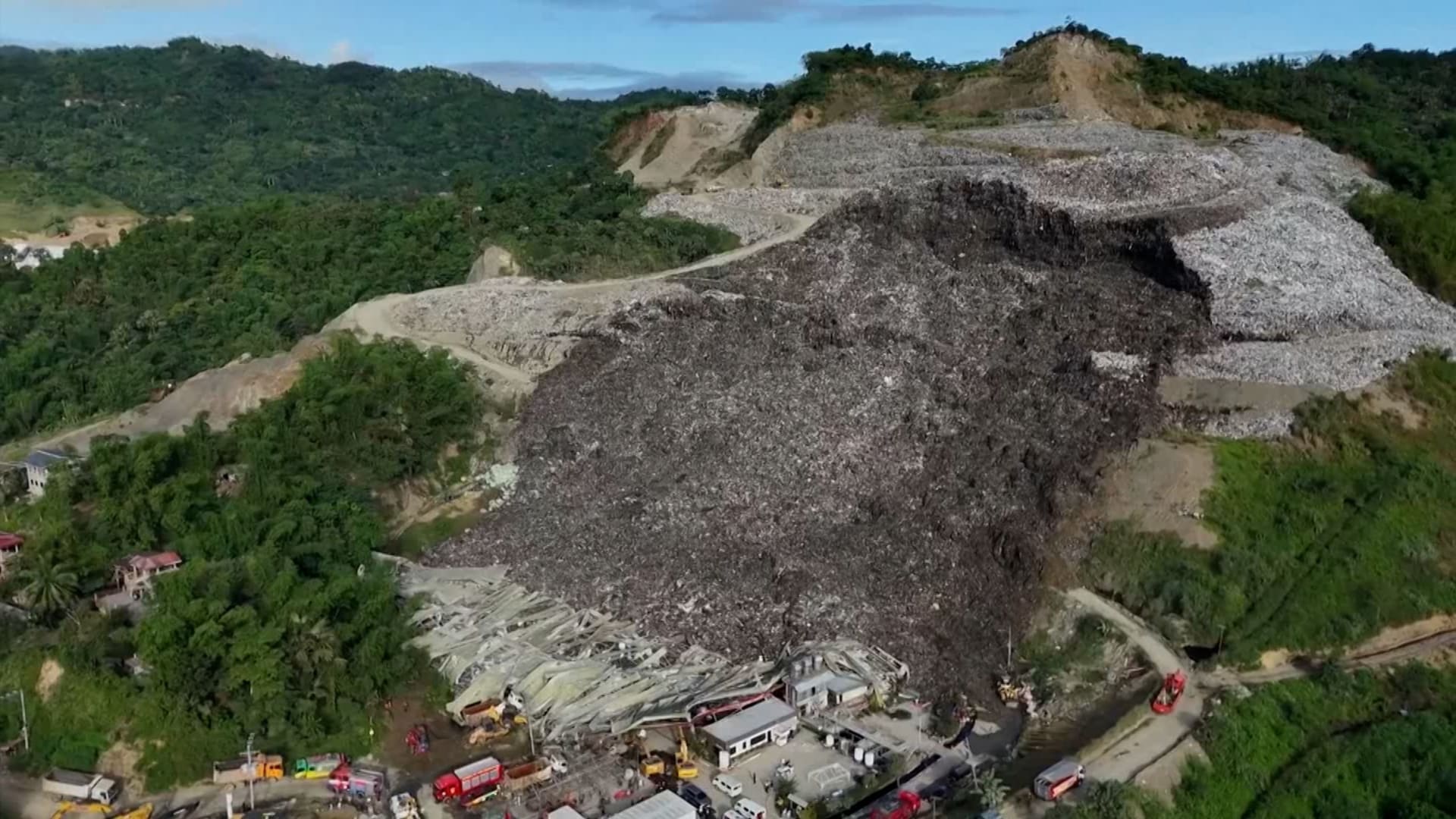 سباق مع الزمن لإنقاذهم.. انهيار للقمامة يدفن عشرات عمال مكب للنفايات تحته