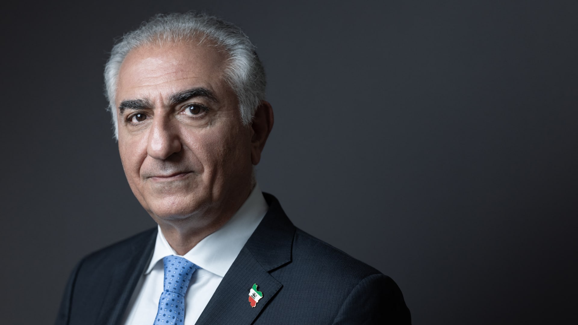 من هو رضا بهلوي نجل الشاه المخلوع وولي عهد إيران السابق؟