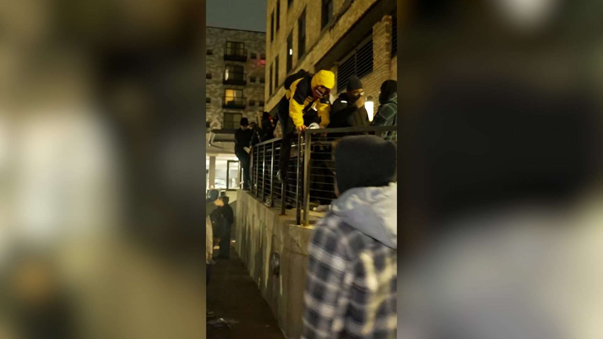 شاهد ما فعله متظاهرون أمام فنادق في مينيابوليس اعتقدوا أن عملاء الهجرة يقيمون فيه