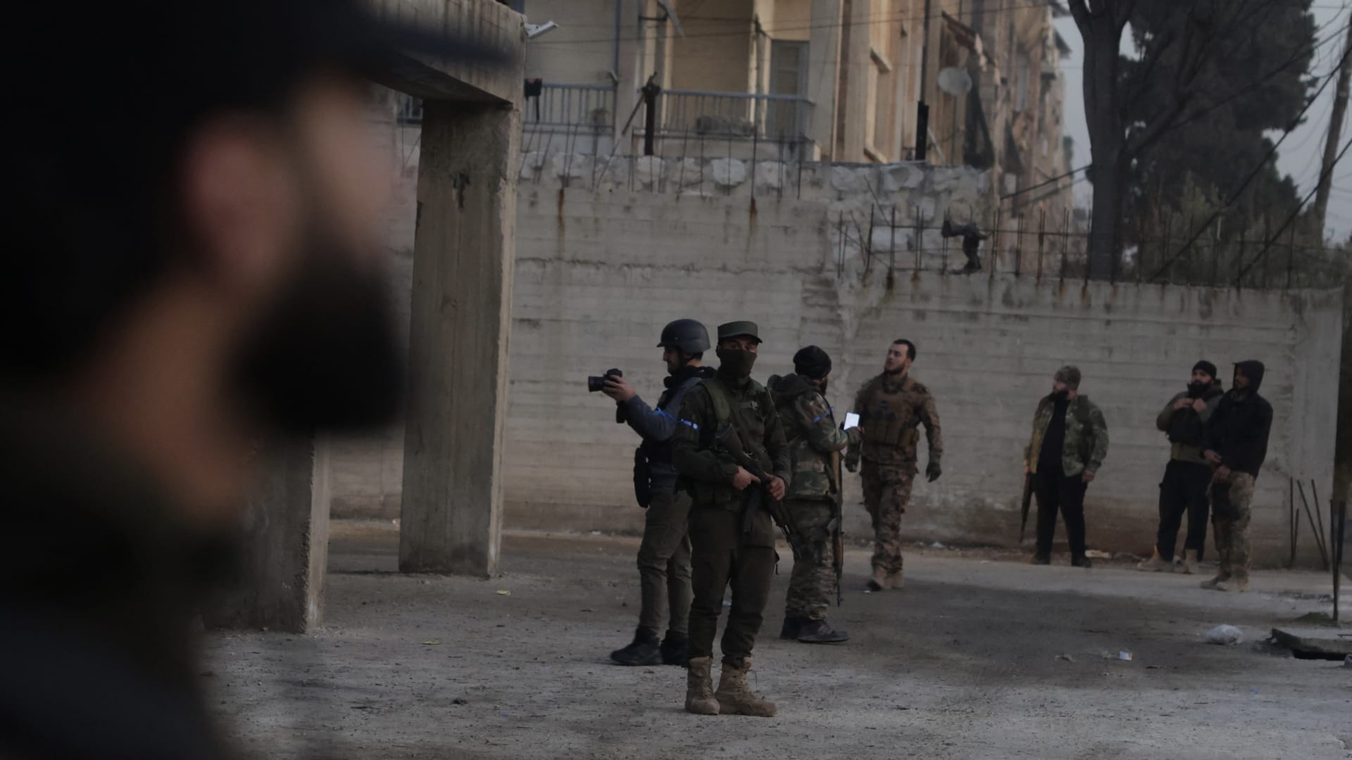 "أسرى من القوات السورية بقبضة قسد في حلب".. ما حقيقة الفيديو؟