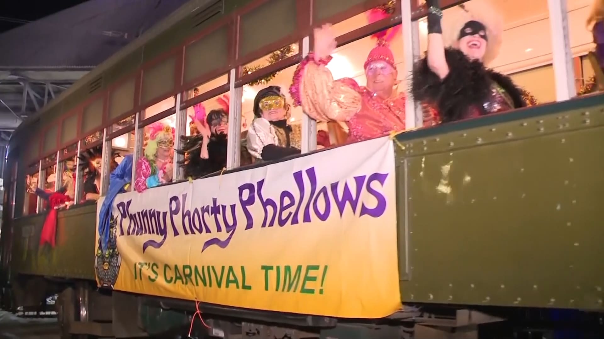 أزياء زاهية الألوان وأقنعة مميزة.. كرنفال نيو أورليانز ينطلق رسميًا