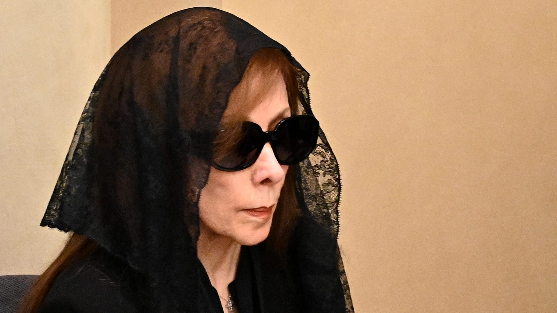 أصرّت على بقائه بجانبها ما دامت حيّة.. فيروز تتقبل العزاء بنجلها هَلي