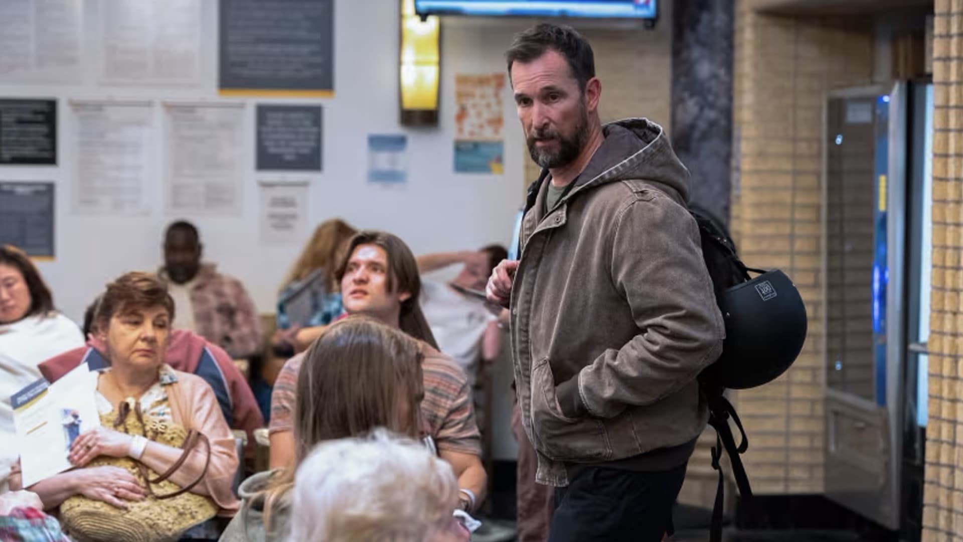 توتر في قسم الطورائ وخطوط جديدة.. هكذا بدت أولى حلقات الموسم الـ2 من "The Pitt"