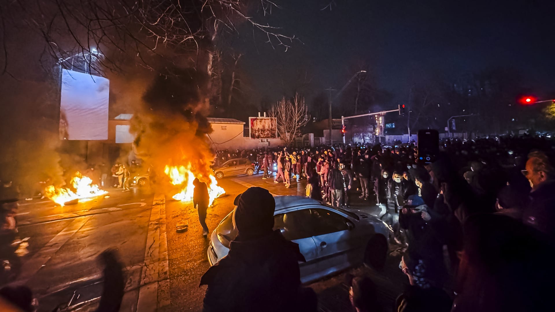 إيران..احتجاجات في 512 موقعا والحرس الثوري والجيش يدخلان على الخط