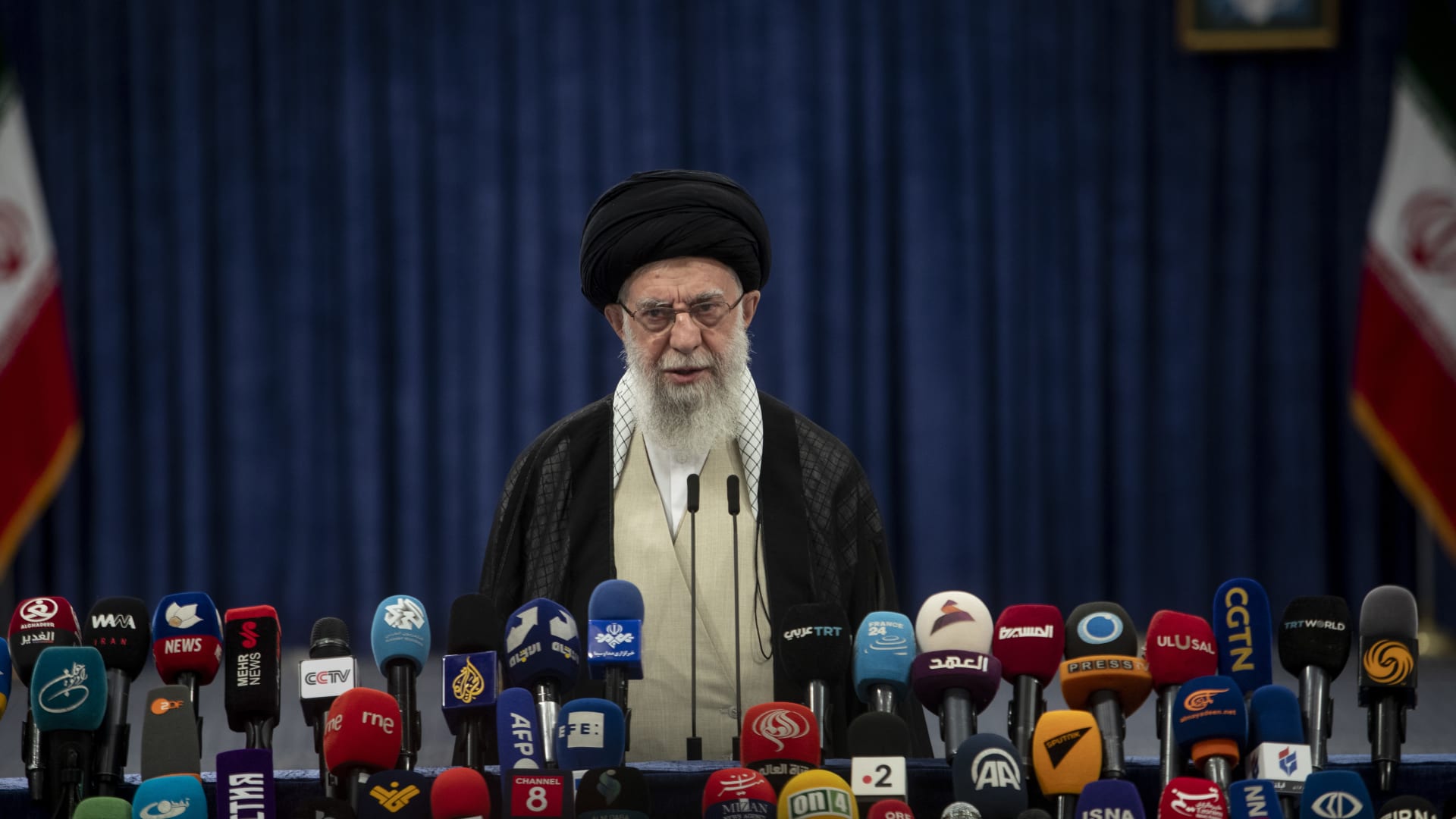 كيف يواصل خامنئي النشر على مواقع التواصل رغم قطع الإنترنت بإيران؟