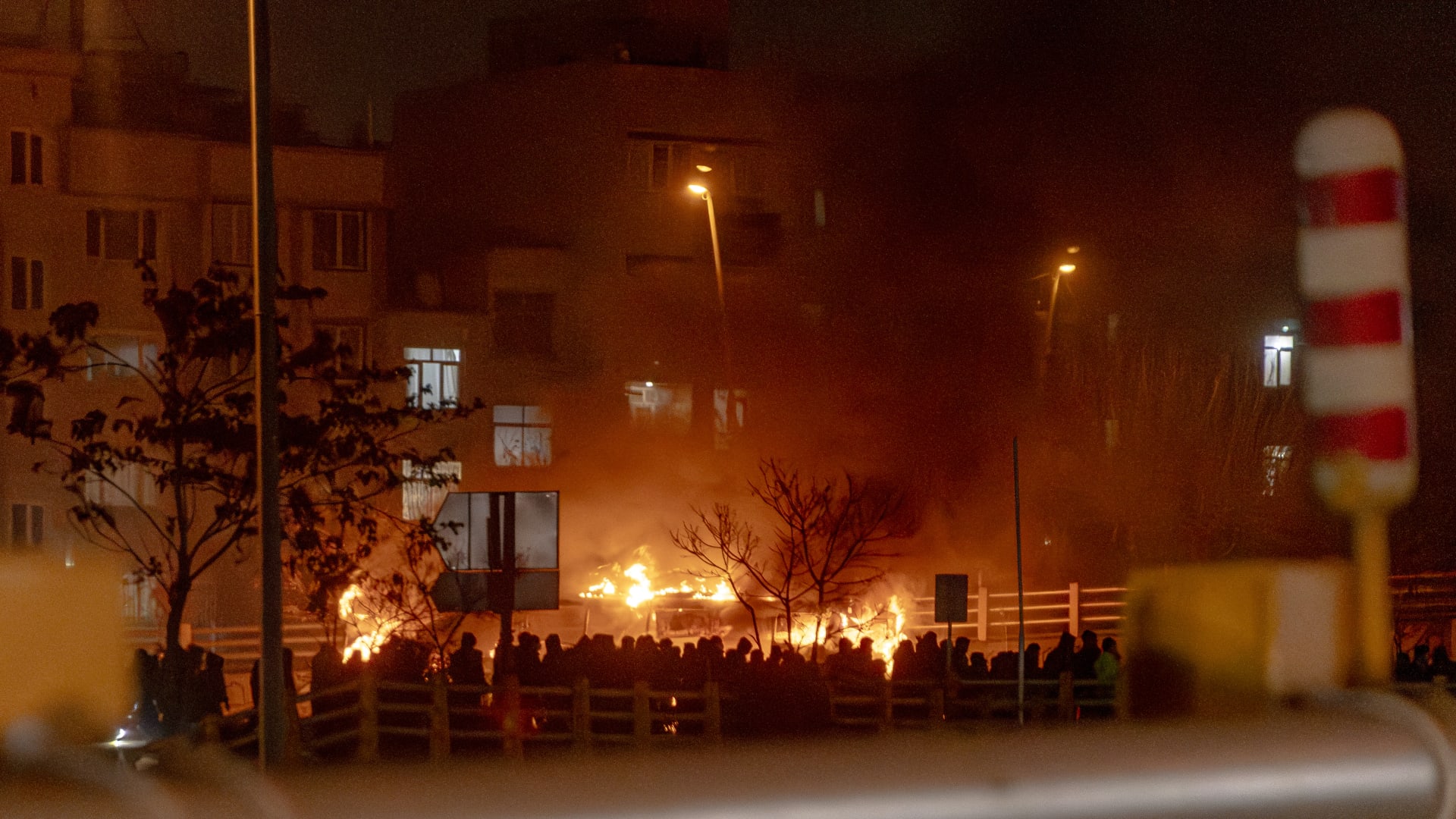 عشرات القتلى وسط قطع الإنترنت واستمرار احتجاجات إيران.. إليك آخر التطورات