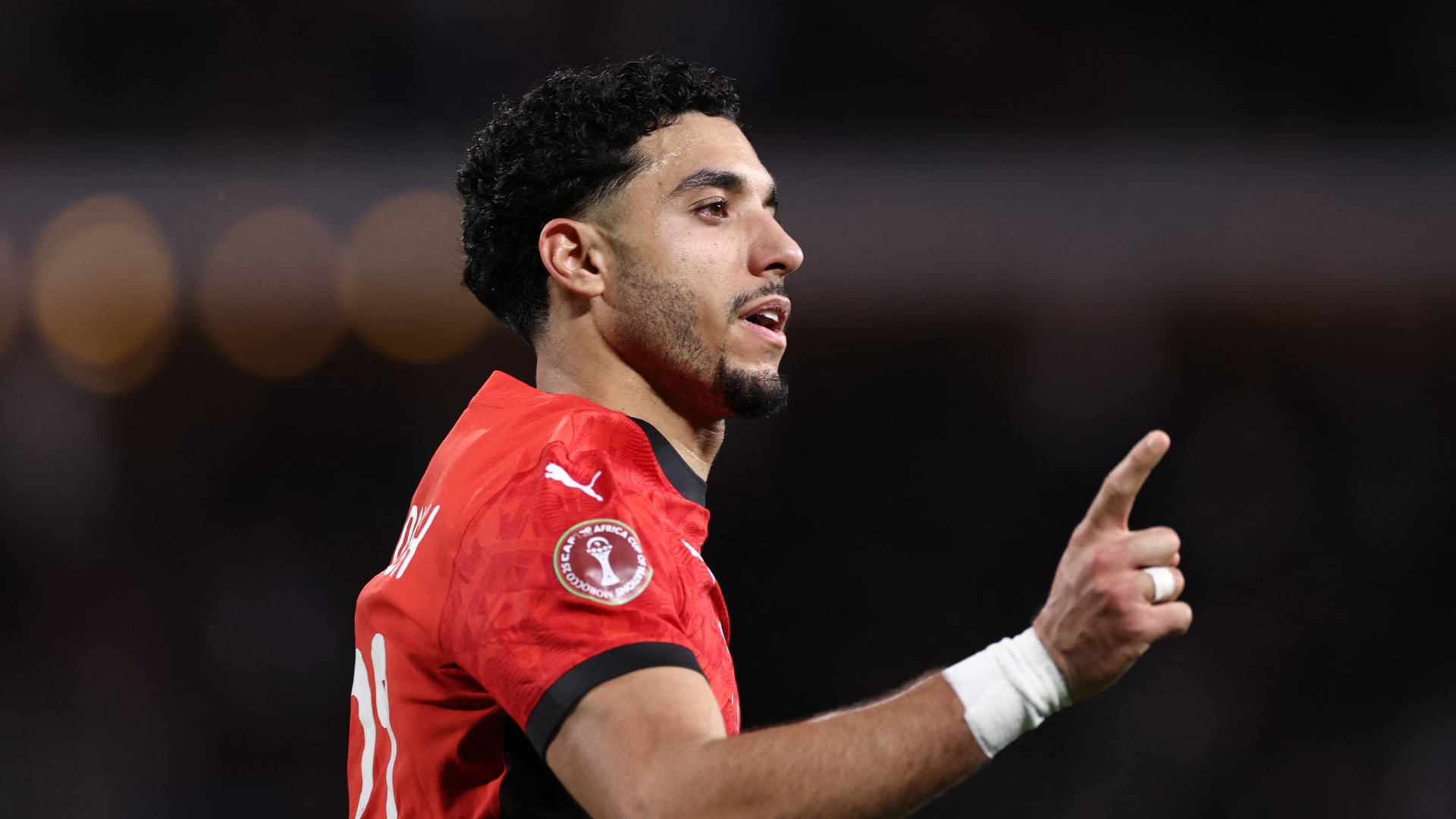 خطف الأنظار.. تصرف "لافت" من عمر مرموش مع لاعب ساحل العاج